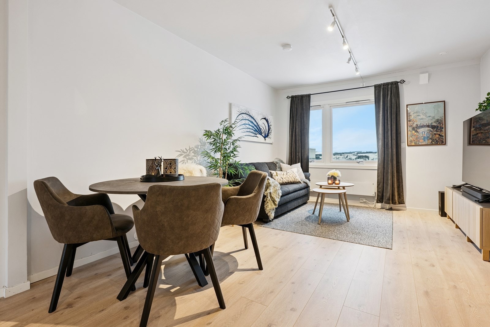 Den åpne planløsningen gir fleksibilitet for møblering av både sittegruppe og spiseplass. Galleribilde