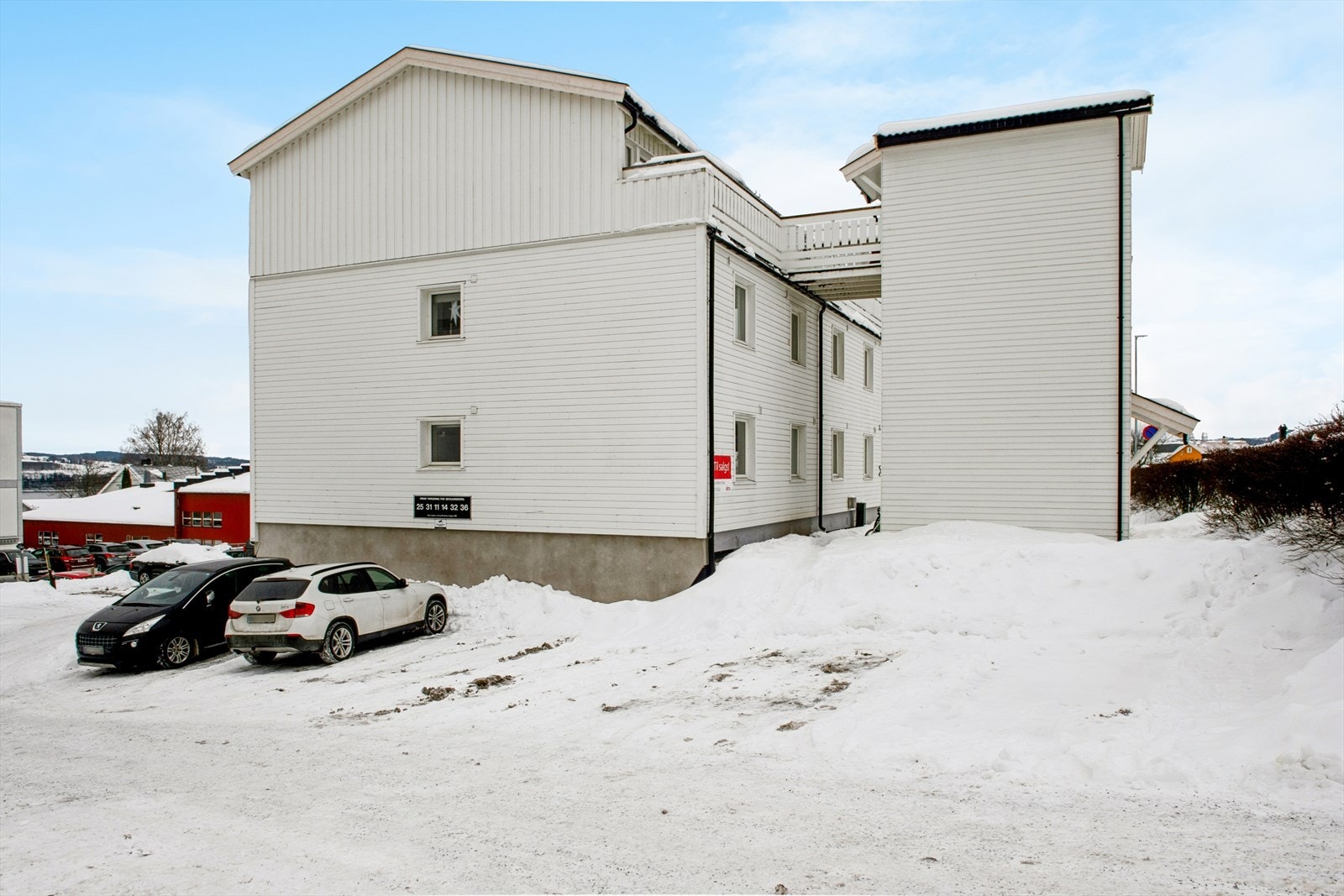 Eiendommen ligger på en felles, opparbeidet tomt på 2621 m² med gruslagt gårdsplass. Galleribilde