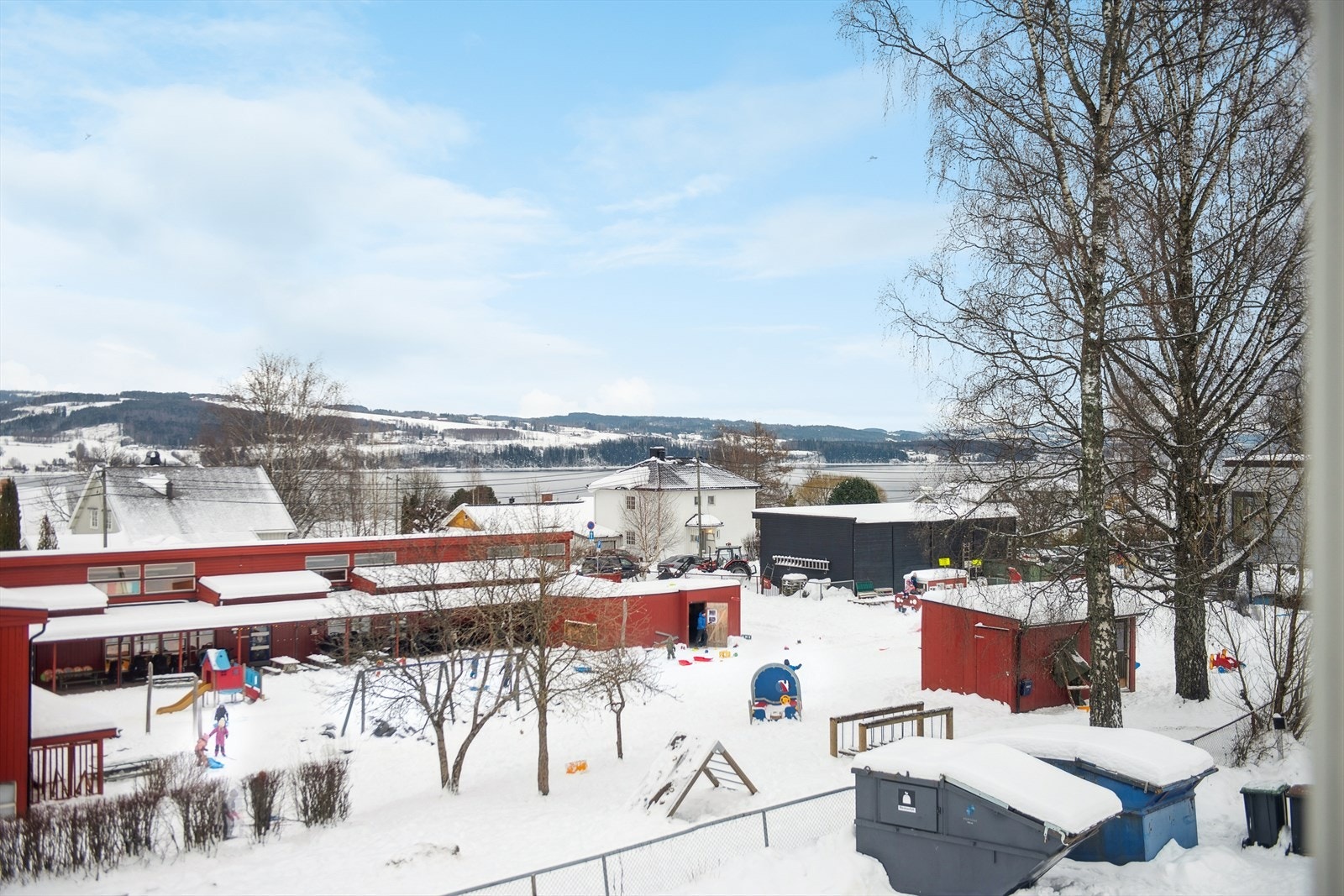 Fra leiligheten er det utsyn over nærområdet, inkludert grøntarealer og lekeplass. Galleribilde