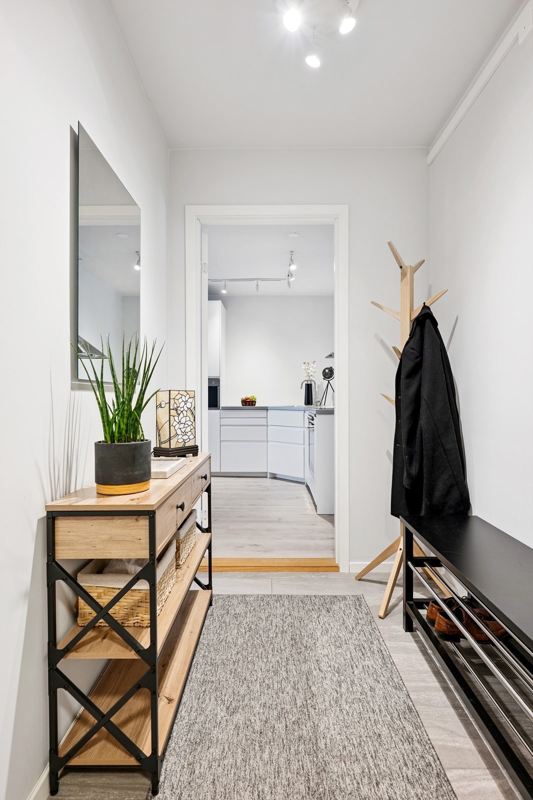 Leiligheten ble vesentlig oppgradert i 2022, noe som gir et helhetlig og tidsriktig preg. Galleribilde