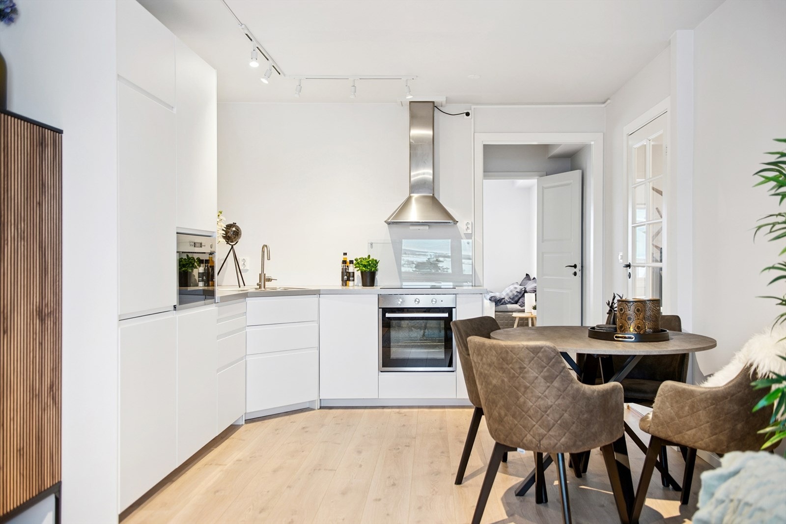 Kjøkkenet er funksjonelt med integrert komfyr, koketopp og kjøkkenventilator i stål. Galleribilde