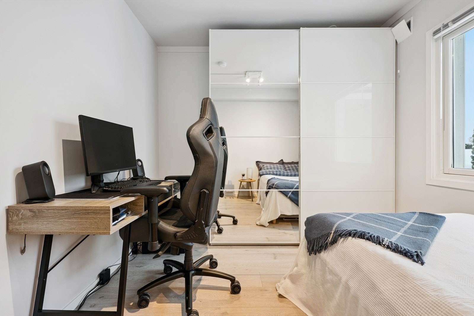 Rommet er lett å innrede med plass til både seng og en egen kontor- eller arbeidsplass. Galleribilde