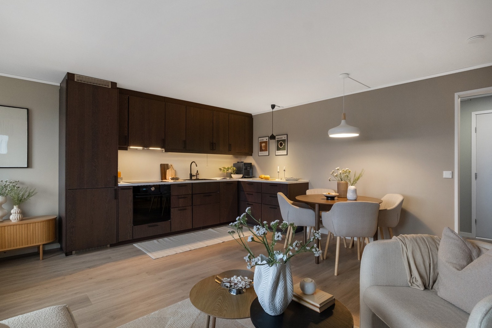 Delikat kjøkken ligger i åpen løsning. Galleribilde