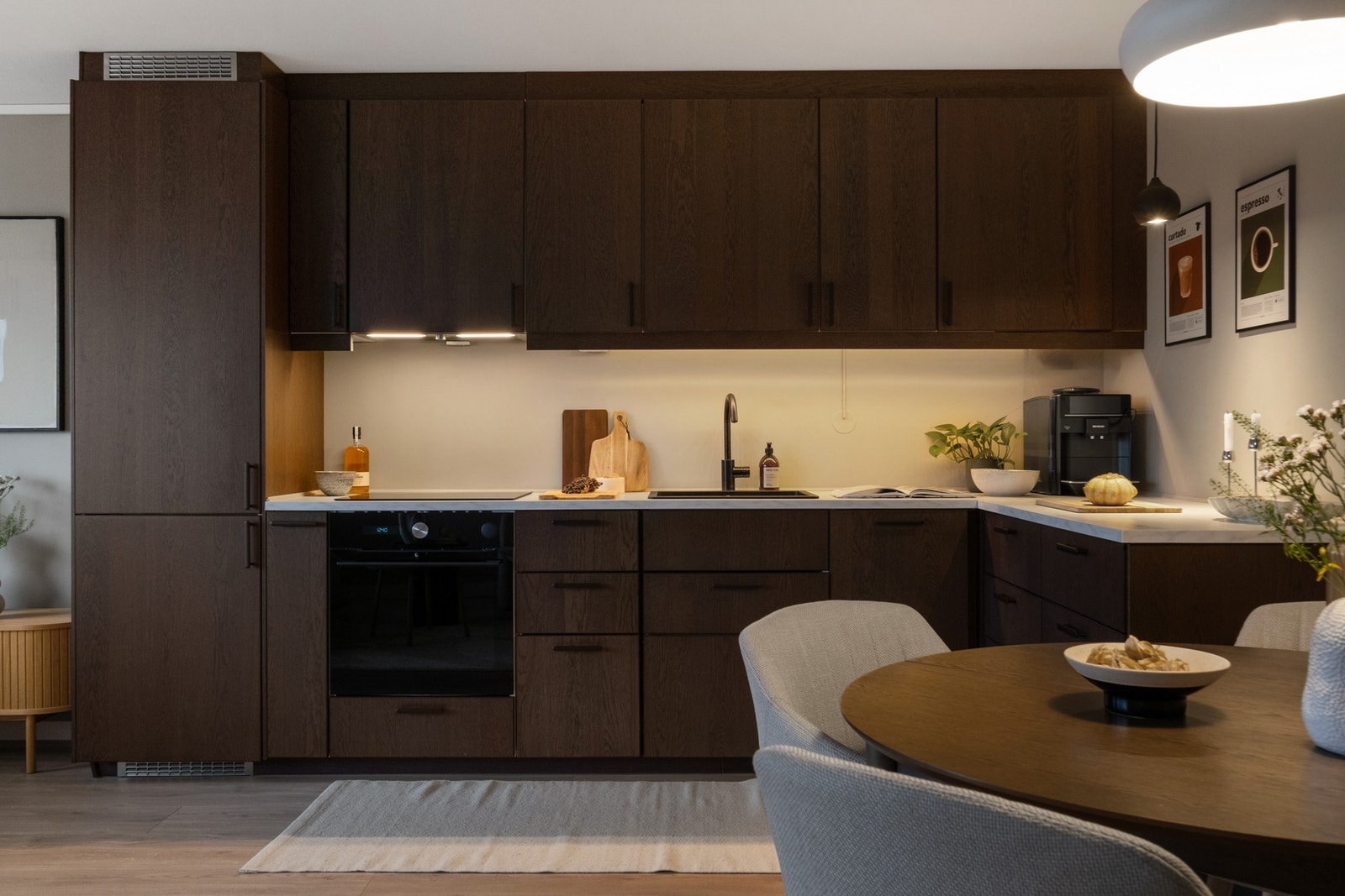 Velutstyrt kjøkken med integrerte hvitevarer. Galleribilde