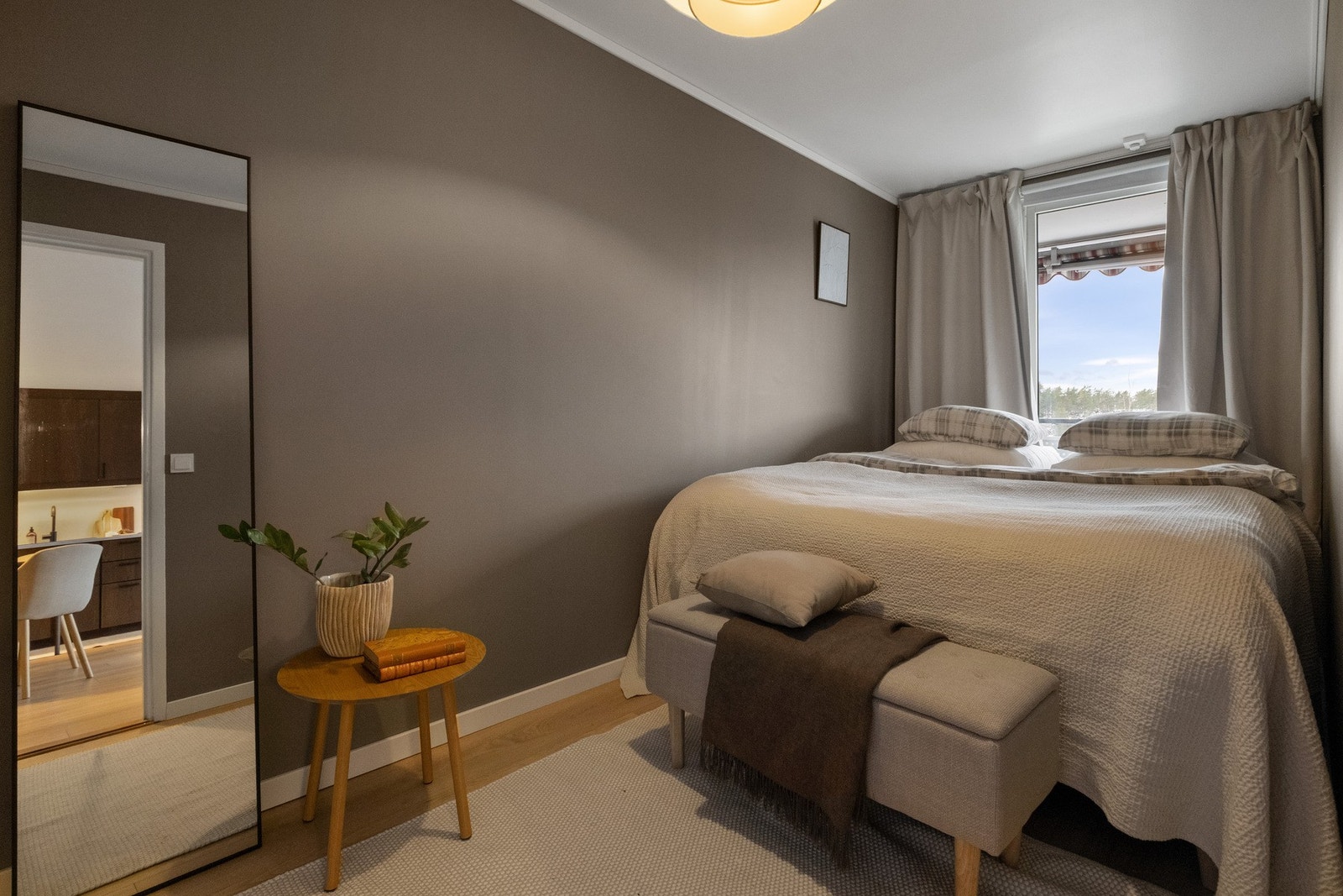 Soverommet har god plass til dobbeltseng og rikelig med oppbevaringsplass i garderobeskap. Galleribilde