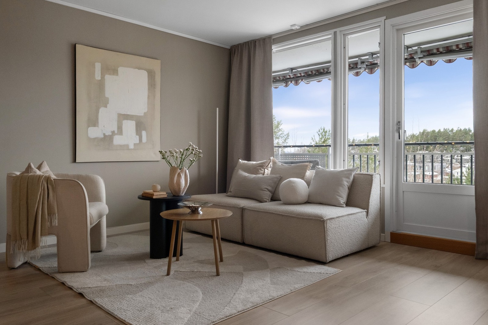 I stuen er det god plass til ønsket møblement. Galleribilde