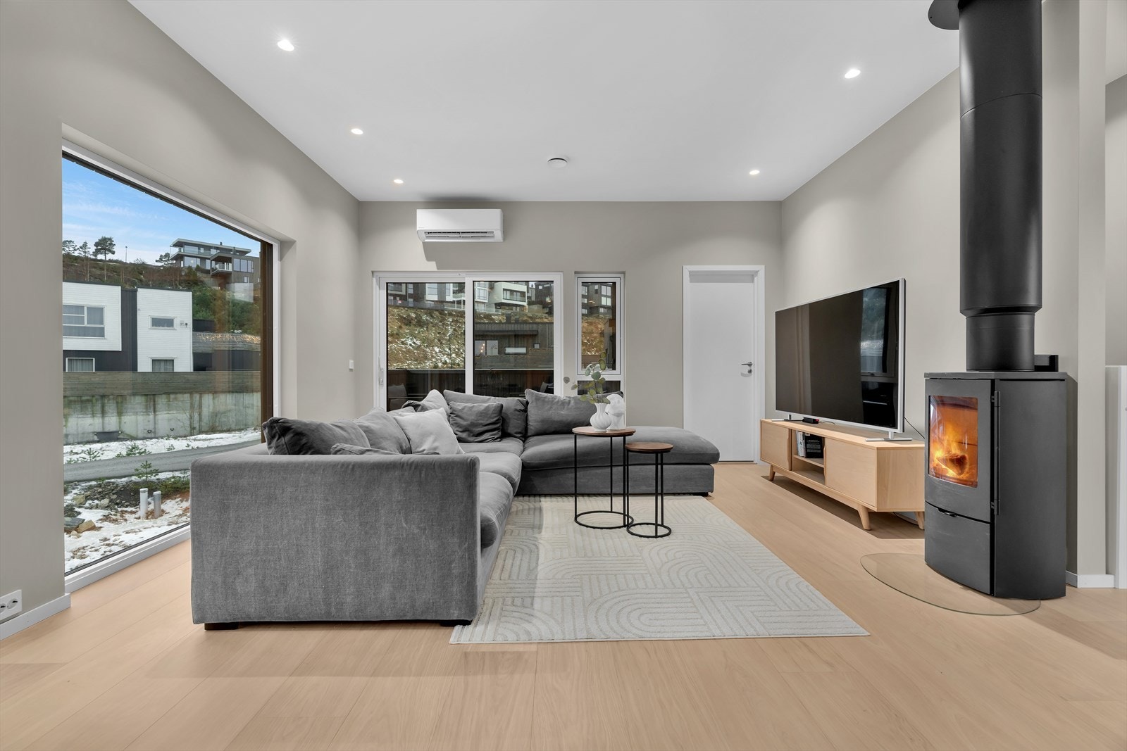 Boligens stue er et lyst og moderne oppholdsrom. Galleribilde