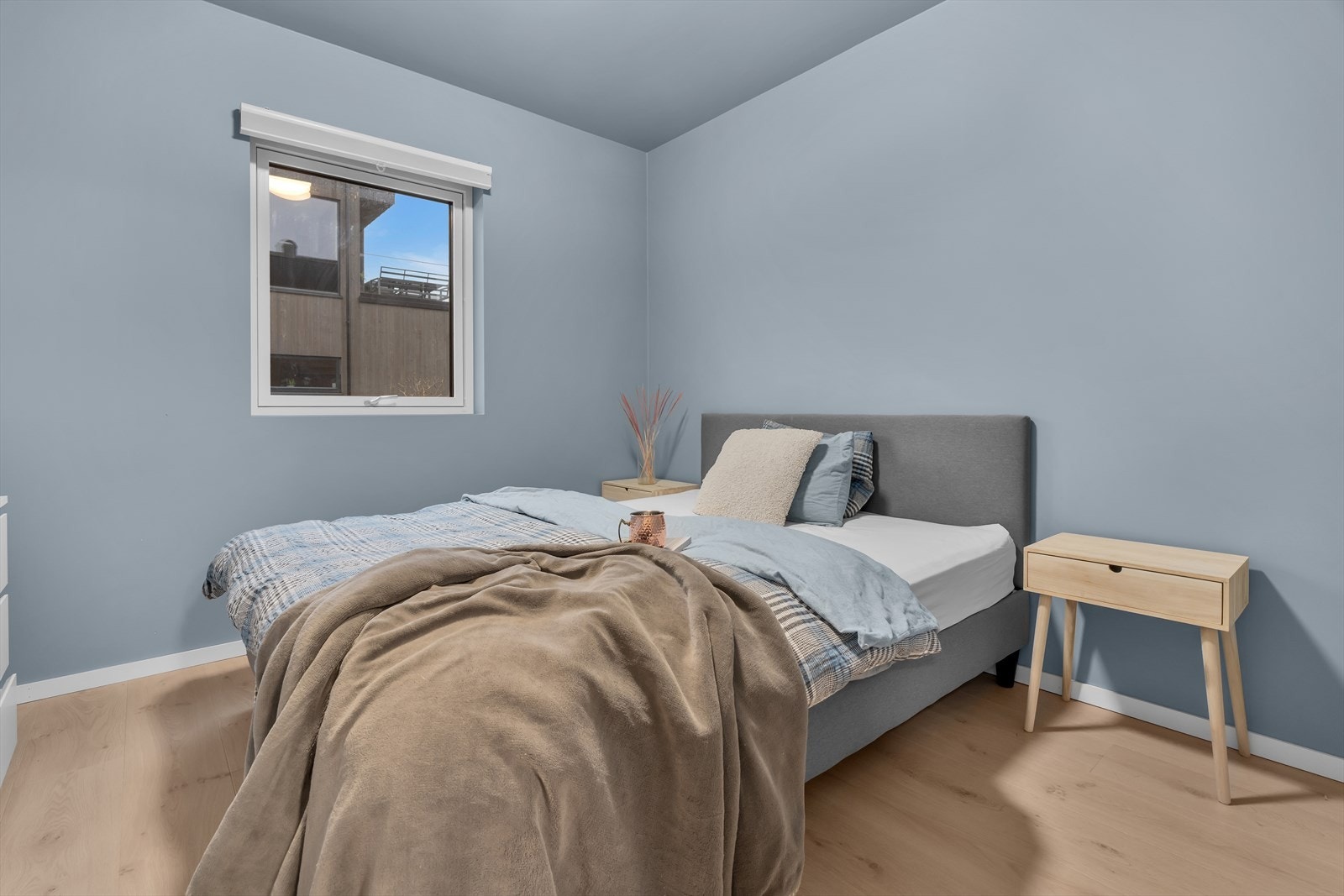 Praktikantdelen har 1 romslig soverom med god plass til seng og ønsket møblement for en komfortabel atmosfære. Galleribilde