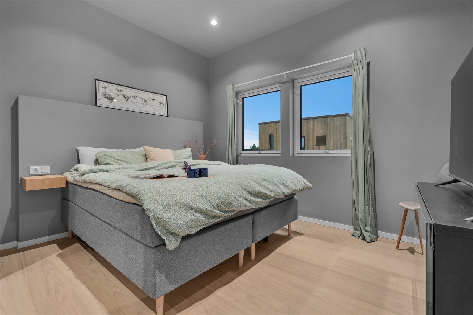 I 2. etasje ligger hovedsoverommet, som gir følelsen av å være på et hotell. Galleribilde