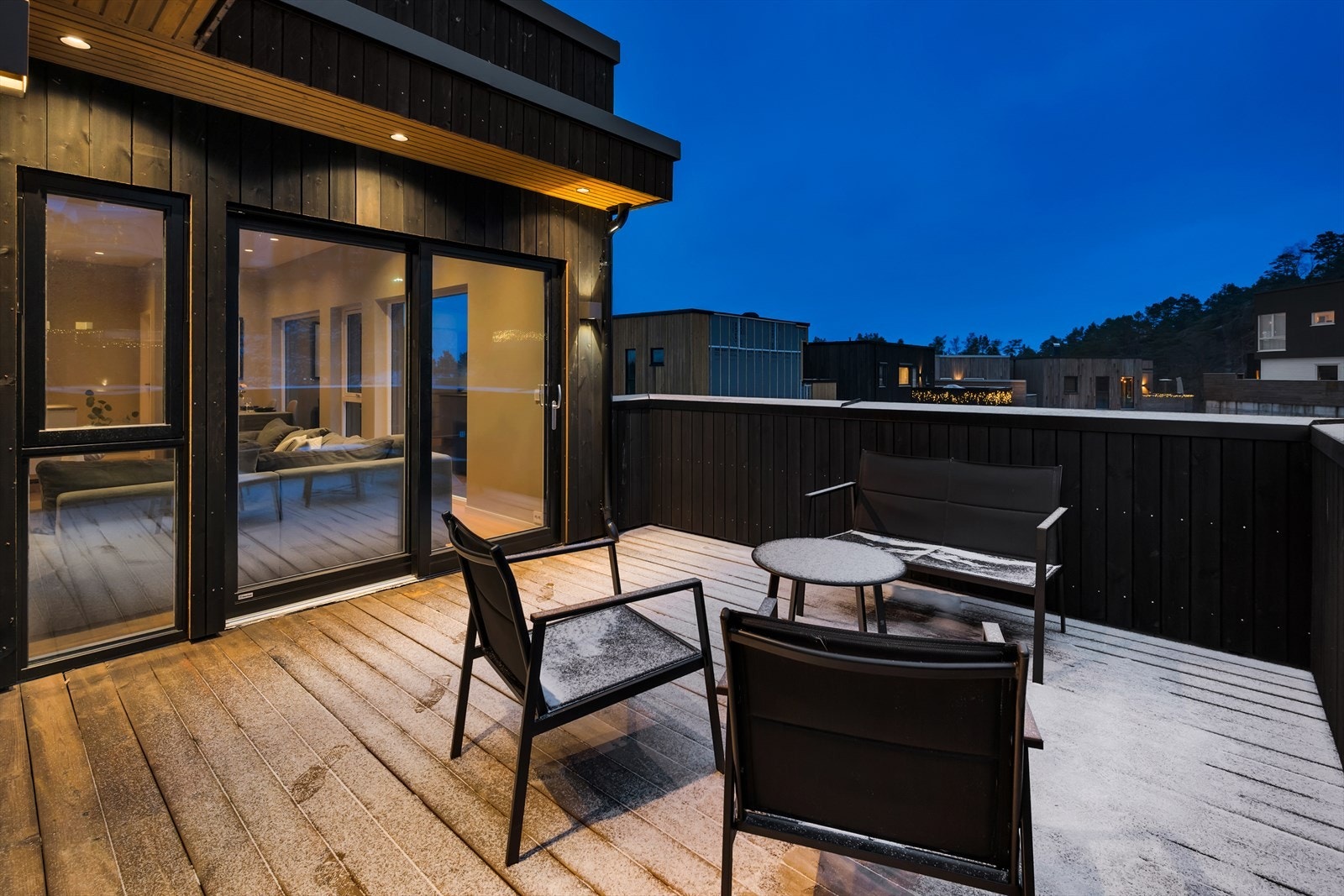 På terrassen er det gode solforhold, spesielt rundt midtsommer, noe som gjør dette til et perfekt sted å slappe av og nyte varme dager eller sene sommerkvelder. Galleribilde