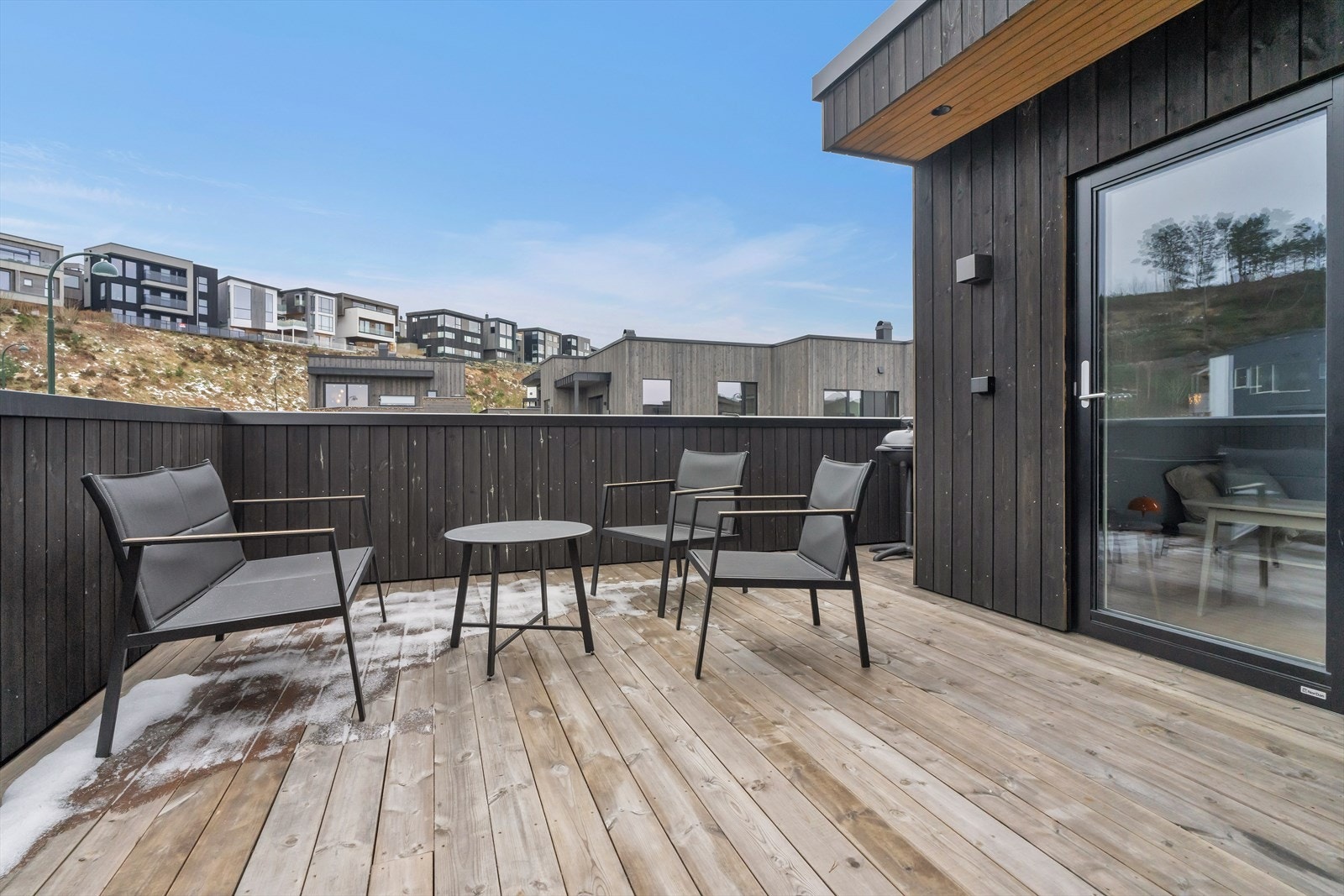 Terrassen er en naturlig forlengelse av oppholdsrommet og gir en behagelig kobling mellom inne- og uterom. Galleribilde