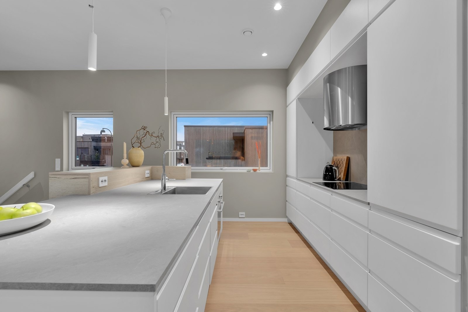 Den store kjøkkenøya inviterer til sosialt samvær og fungerer både som arbeidsplass og naturlig samlingspunkt for familie og gjester. Galleribilde