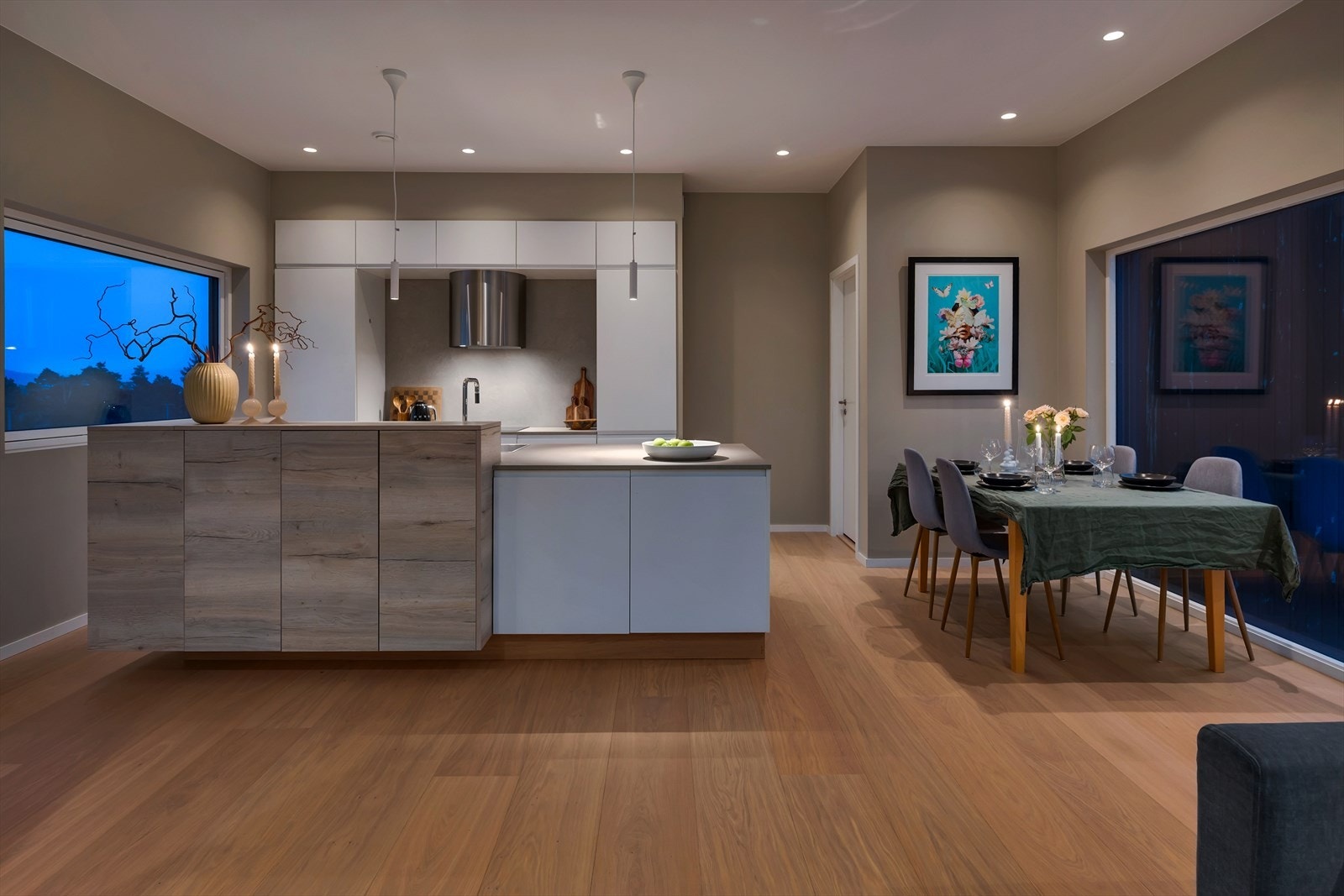 Med gode skap- og oppbevaringsløsninger og rikelig benkeplass er kjøkkenet perfekt tilpasset en aktiv hverdag. Galleribilde