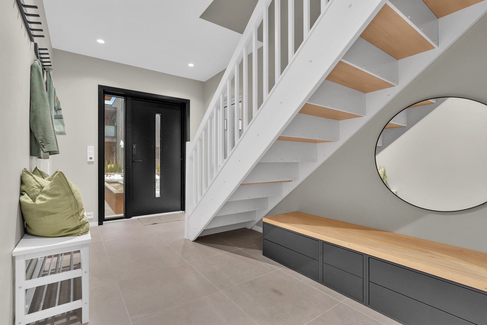 I entréen finner du store, flotte fliser på gulvet, som ikke bare er estetiske, men også praktiske. Gulvet har varmekabler for en lun velkomst året rundt, mens spotter i taket sørger for godt og behagelig lys. Galleribilde