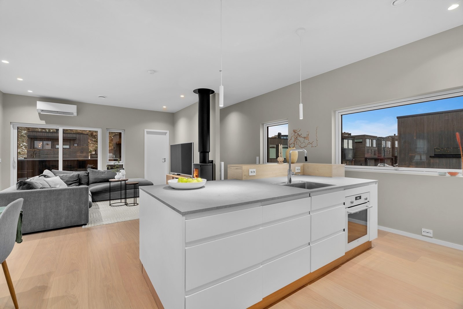 Kjøkkenet har en svært moderne og funksjonell utforming med åpen løsning mot stuen, som gir en lys og luftig atmosfære. Galleribilde