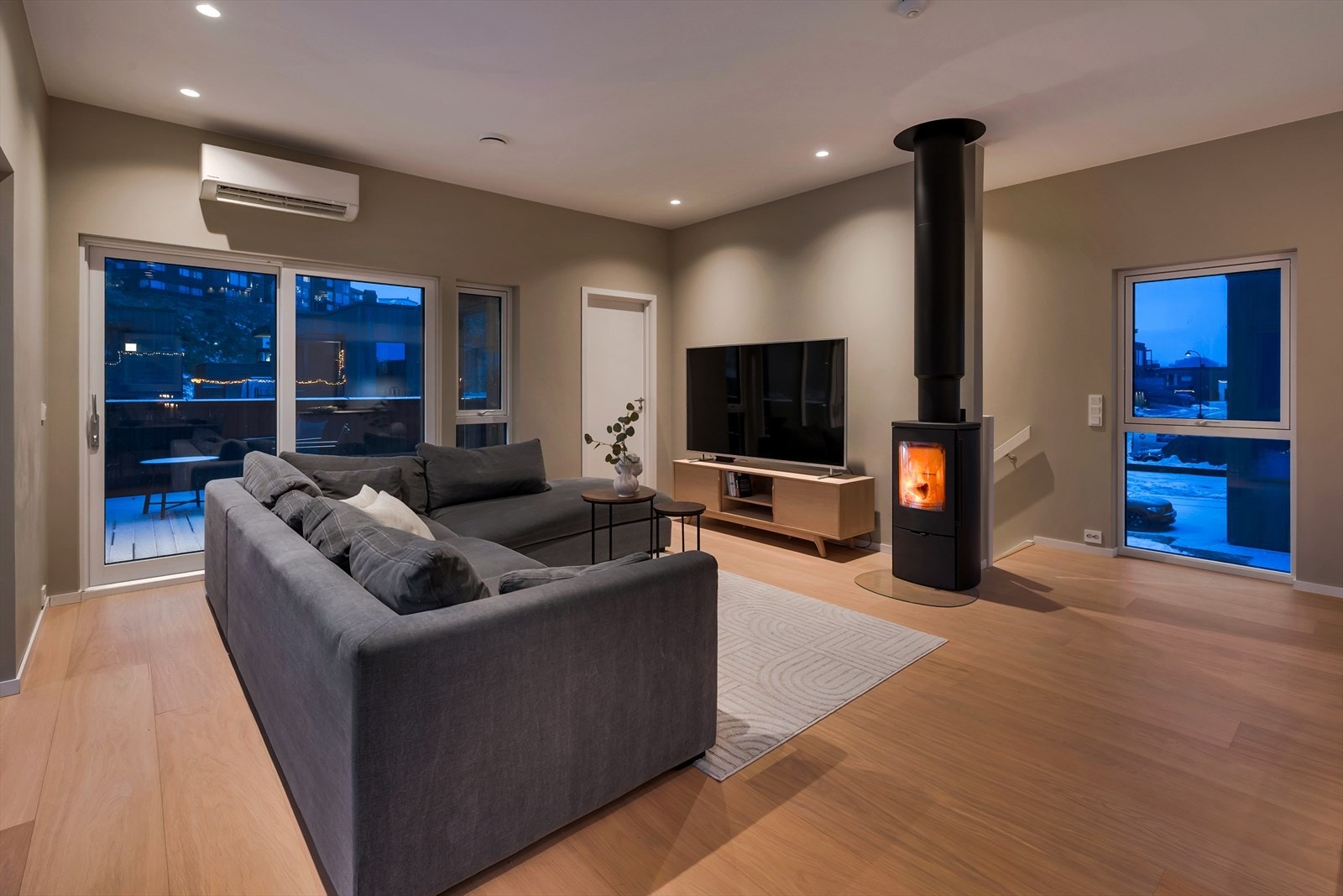 Fra stuen er det direkte adkomst til herlig uteareal. Galleribilde