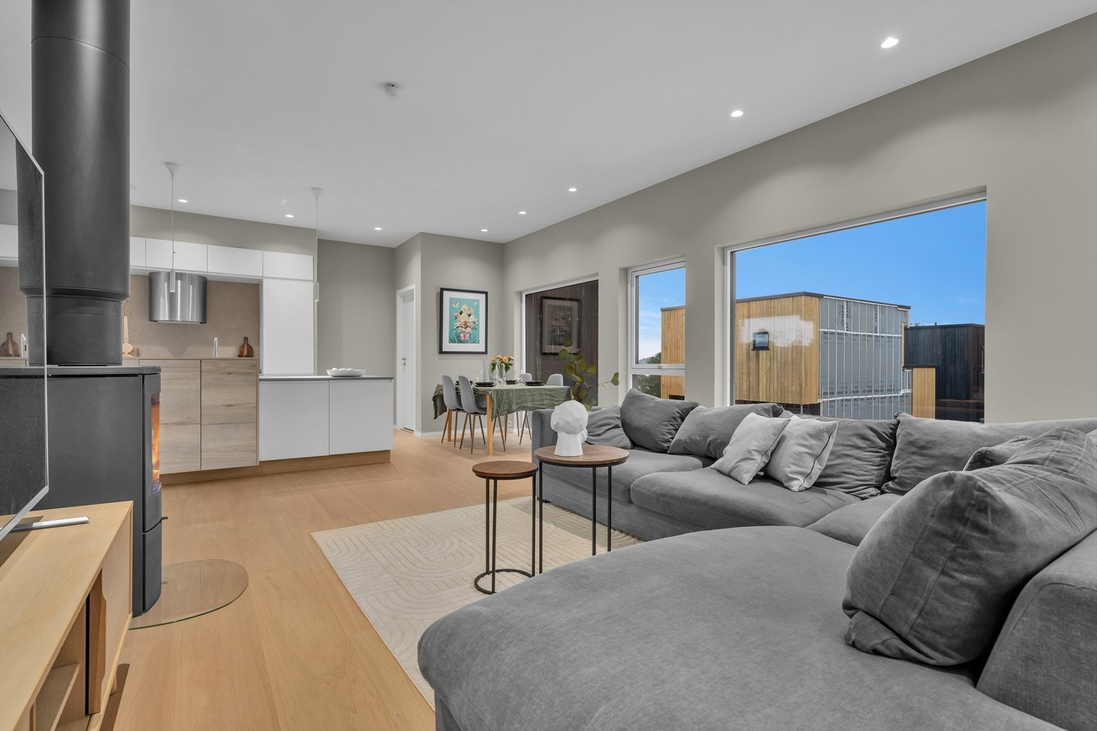 Stuen har Bjelin-gulv av høy kvalitet, som sammen med de listefrie takene og spottene i taket skaper et rent og moderne uttrykk. Galleribilde