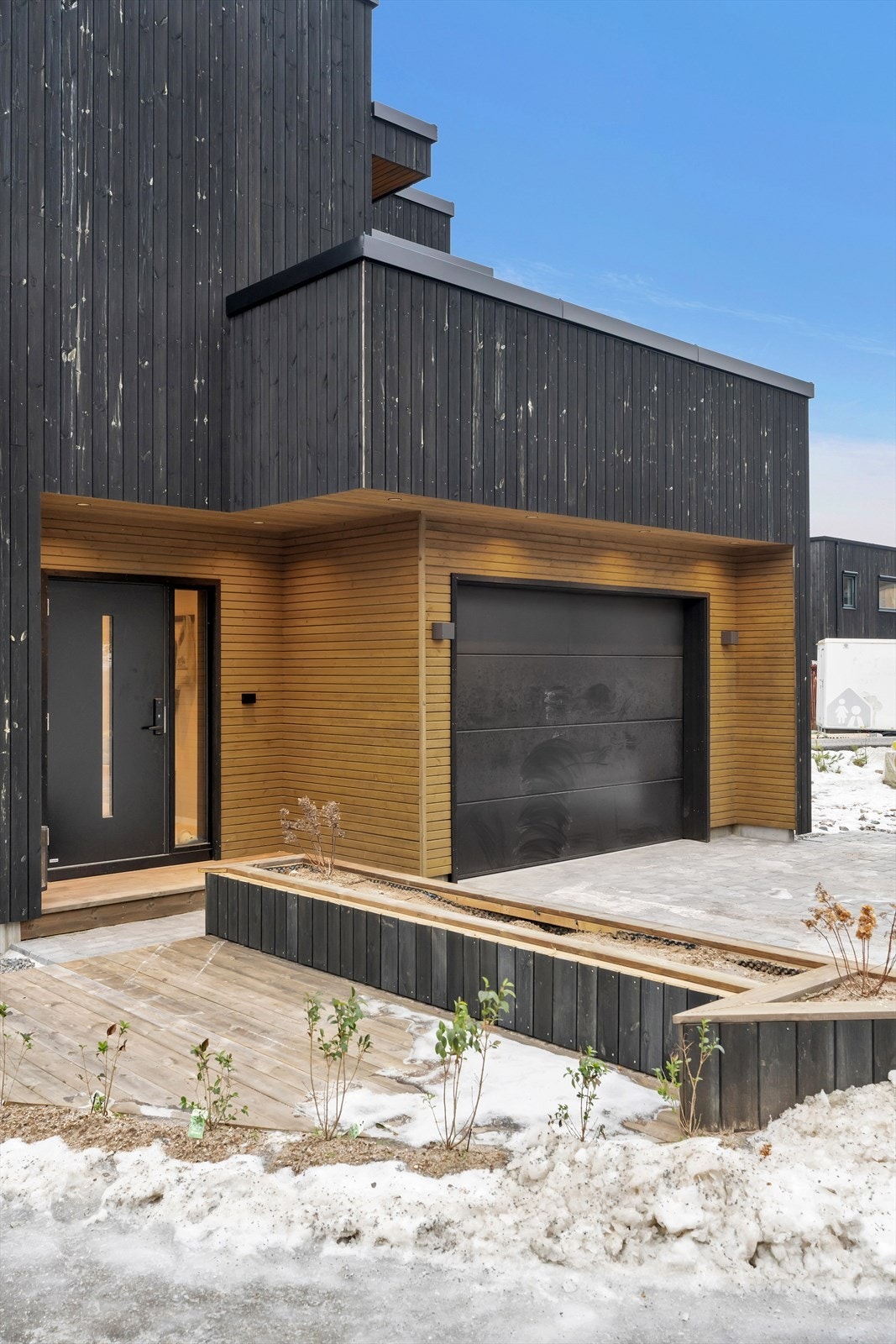 Fasaden er flott og stilren og har moderne belysning som sørger for et godt førsteinntrykk. Parkering i garasje hvor det er montert lader til el-bil. Galleribilde