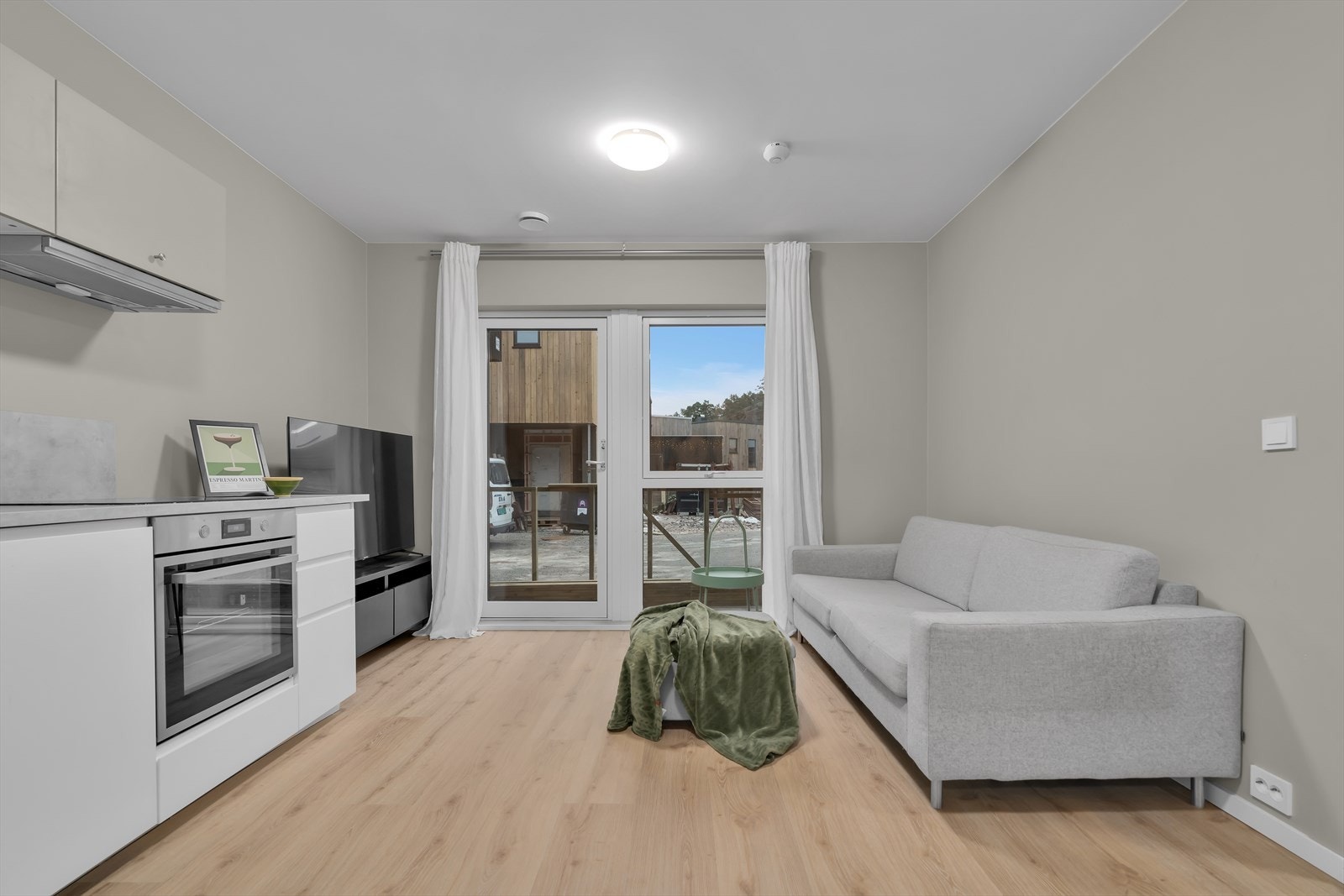 Kjøkkeninnredningen er funksjonell og i god stand, og inkluderer hvitevarer som stekeovn, koketopp, oppvaskmaskin og kjøleskap. Galleribilde