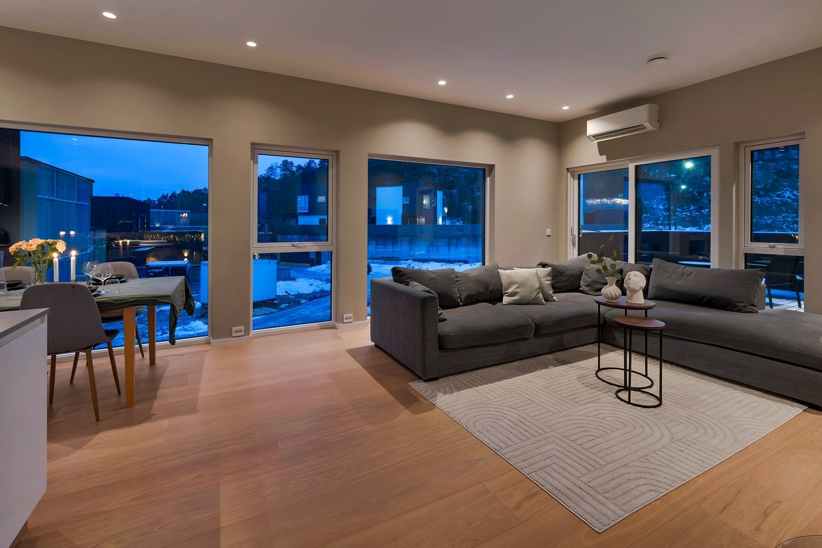 Det eksklusive Plejd-systemet for appstyrt belysning gir en følelse av luksus og lar deg enkelt tilpasse lyssettingen etter behov og stemning. Galleribilde