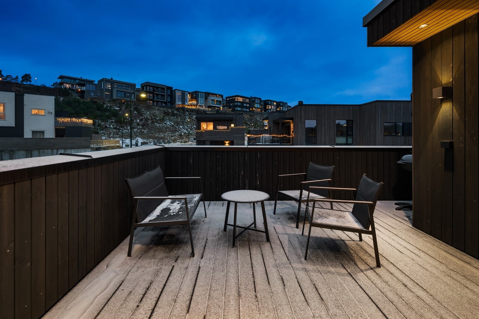 Den romslige uteplassen har god plass til flere sittegrupper, slik at du enkelt kan tilrettelegge for både avslapning og sosiale sammenkomster. Galleribilde