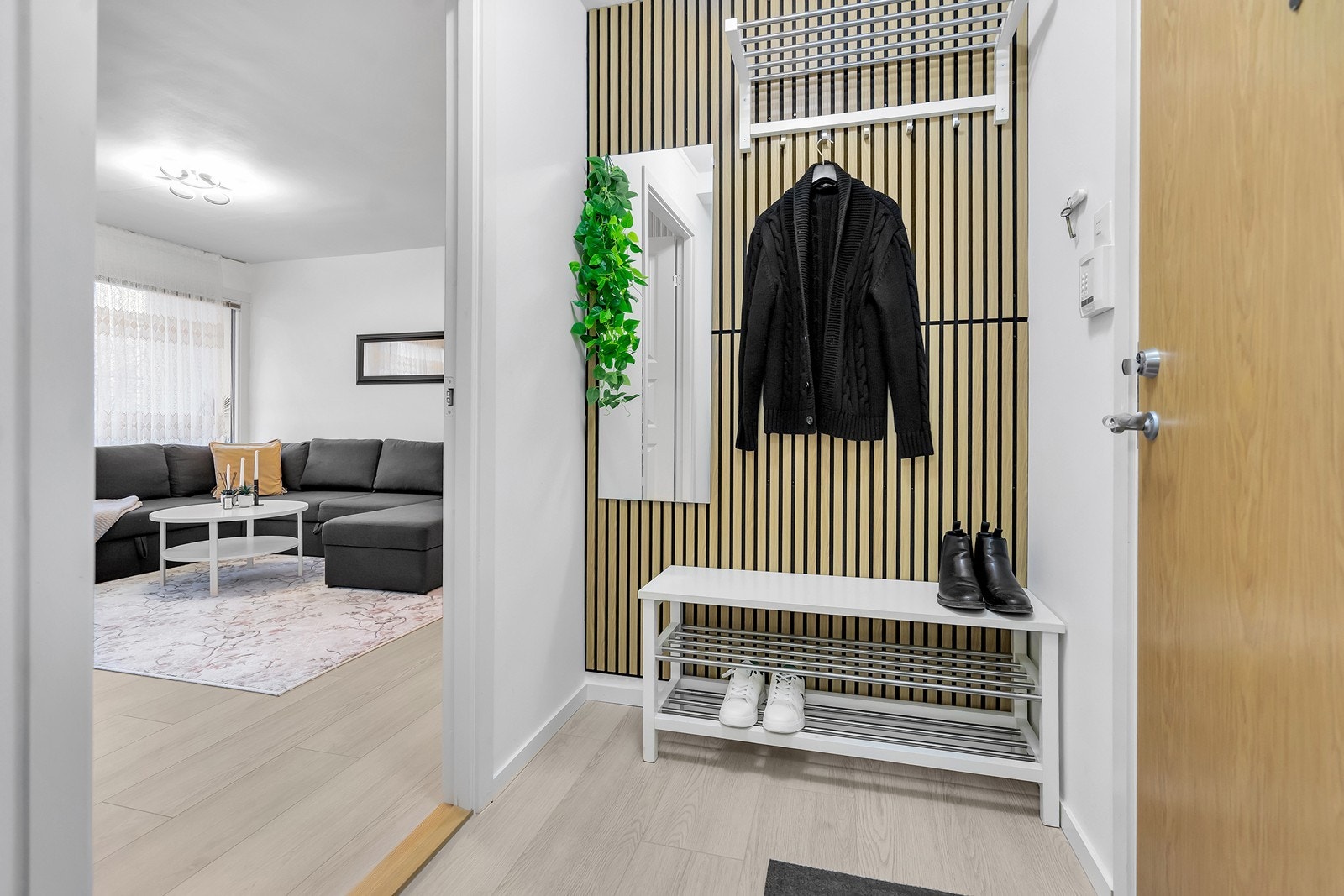 Entré/gang med god plass til oppbevaring av yttertøy og sko - Spilevegg av nyere dato slik som i stuen Galleribilde