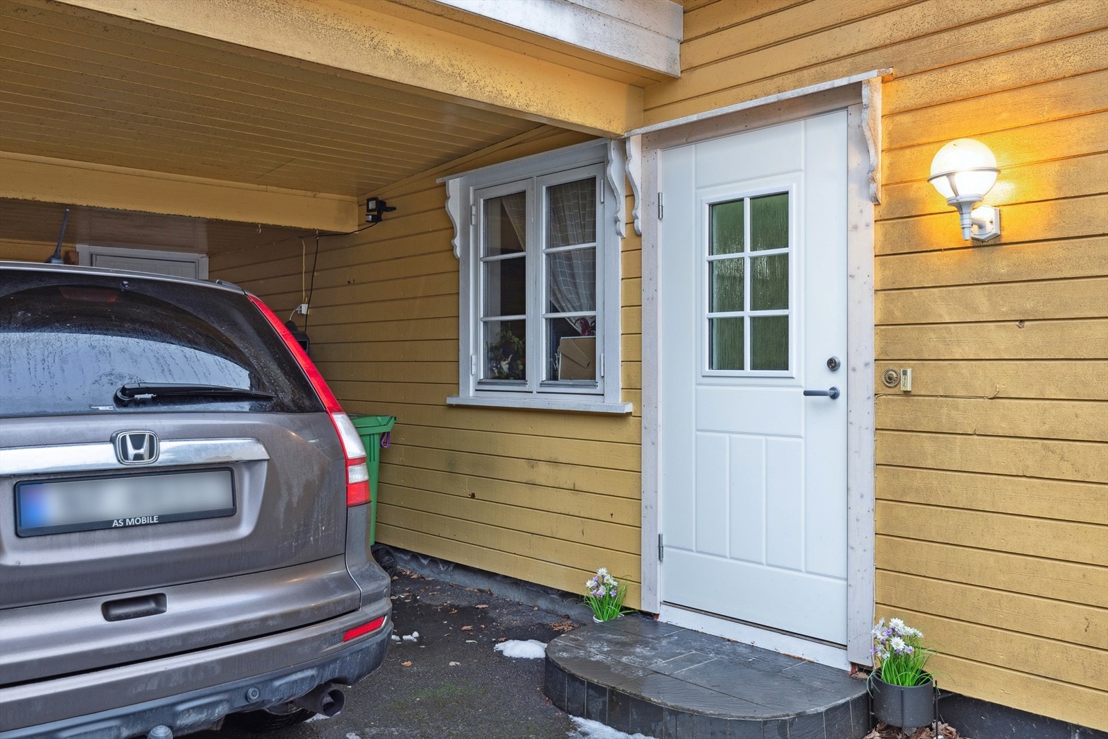 Parkering i carport og praktisk bod innerst i carporten Galleribilde