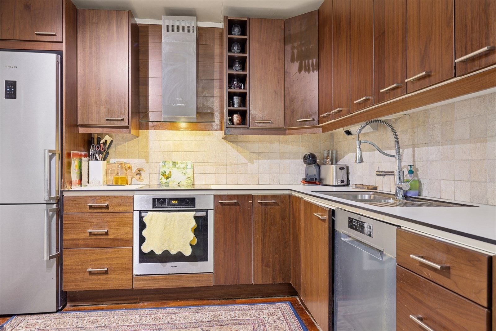 Integrert stekeovn og platetopp. Oppvaskmaskin og kjøleskap medfølger. Galleribilde