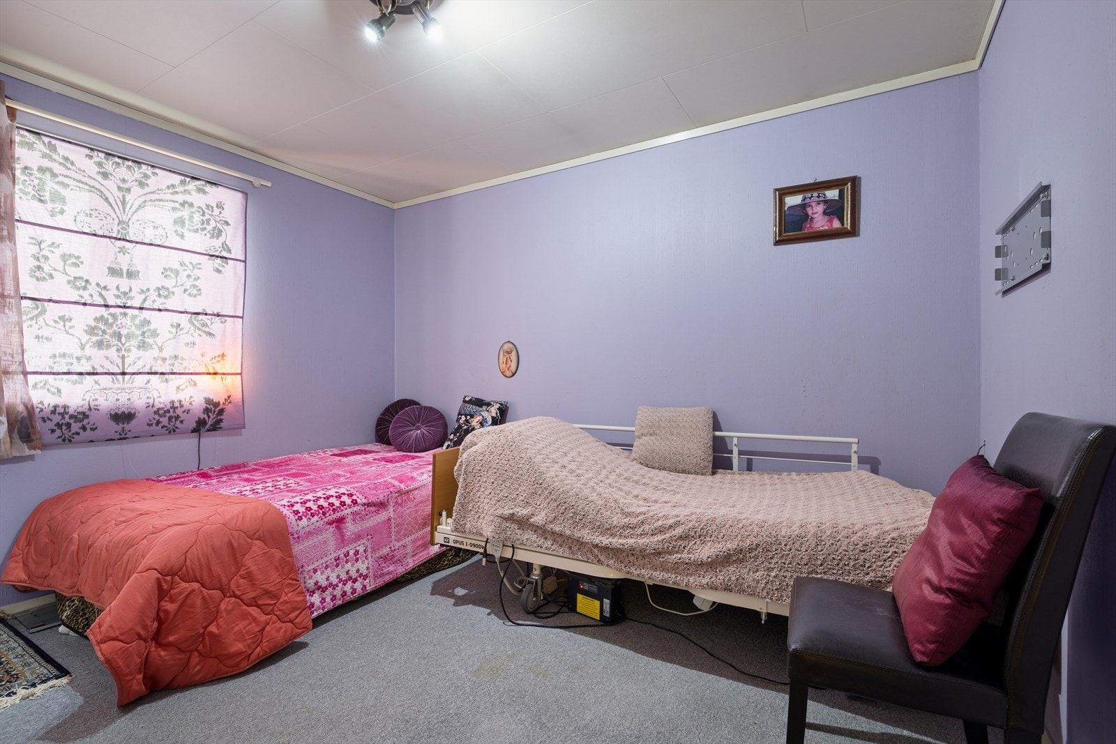 Soverom 1. etg. har medfølgende garderobeskap Galleribilde