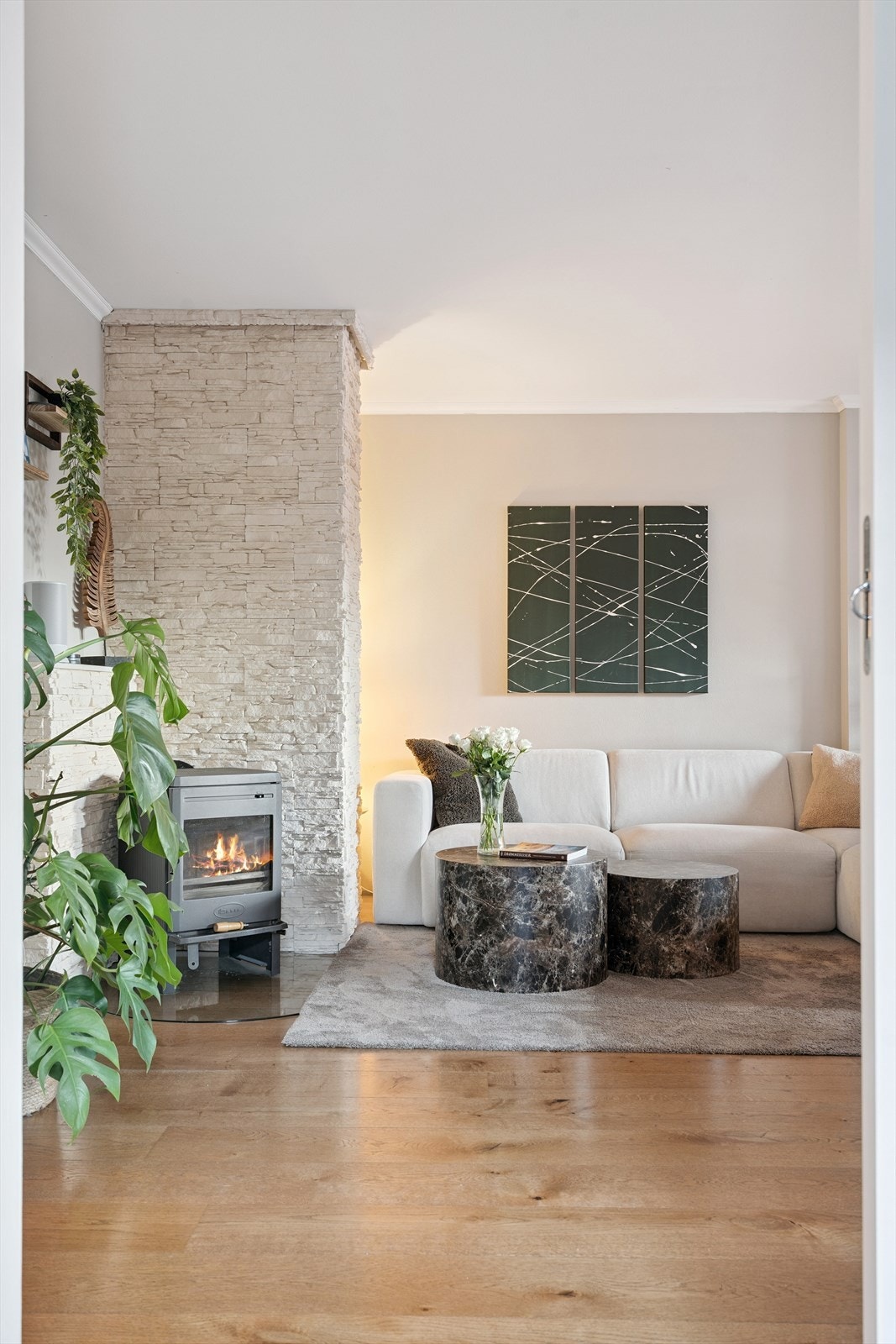 Fra stuen er det direkte utgang til den store, delvis overbygde terrassen. Galleribilde