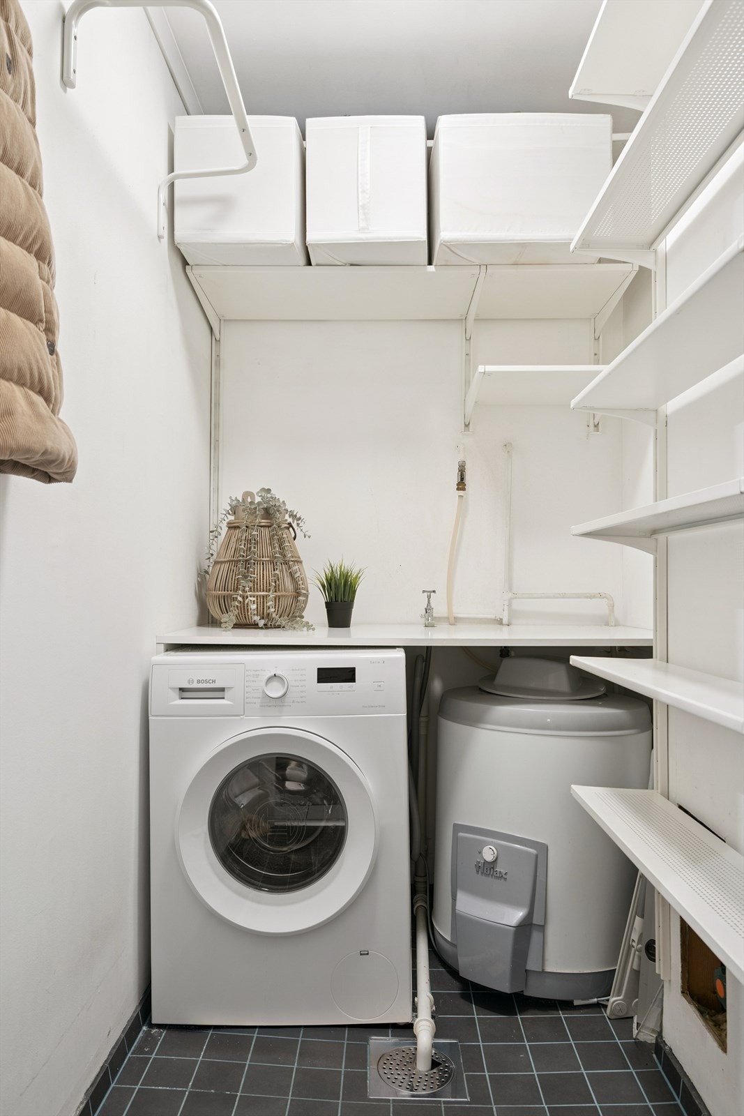 Separat og funksjonelt vaskerom med slitesterke keramiske fliser og smarte hylleinnredninger. Rommet er godkjent som bod i de orginale byggetegningene. Ikke bruksendret til vaskerom som det benyttes som i dag. Galleribilde