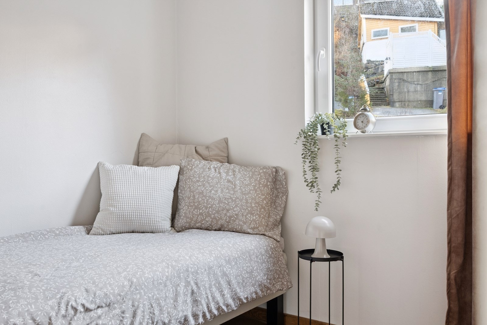 Også dette rommet har parkett på gulvet og malte platevegger. Galleribilde