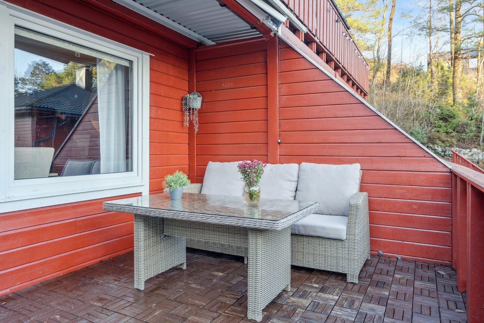 Terrassen er delvis overbygget, noe som gir en lun og privat uteplass. Galleribilde