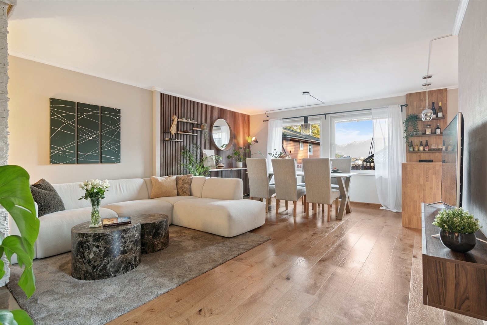 Den åpne løsningen gir en flytende overgang mellom stue, spisestue og kjøkken. Galleribilde