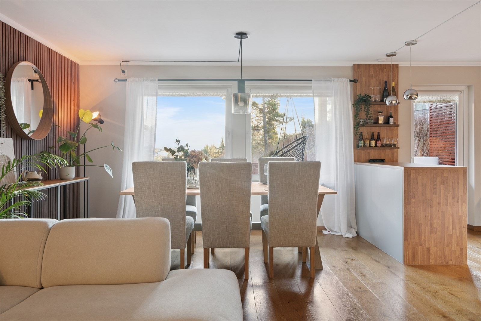 Her er det god plass til en spisegruppe i tilknytning til kjøkkenet. Galleribilde