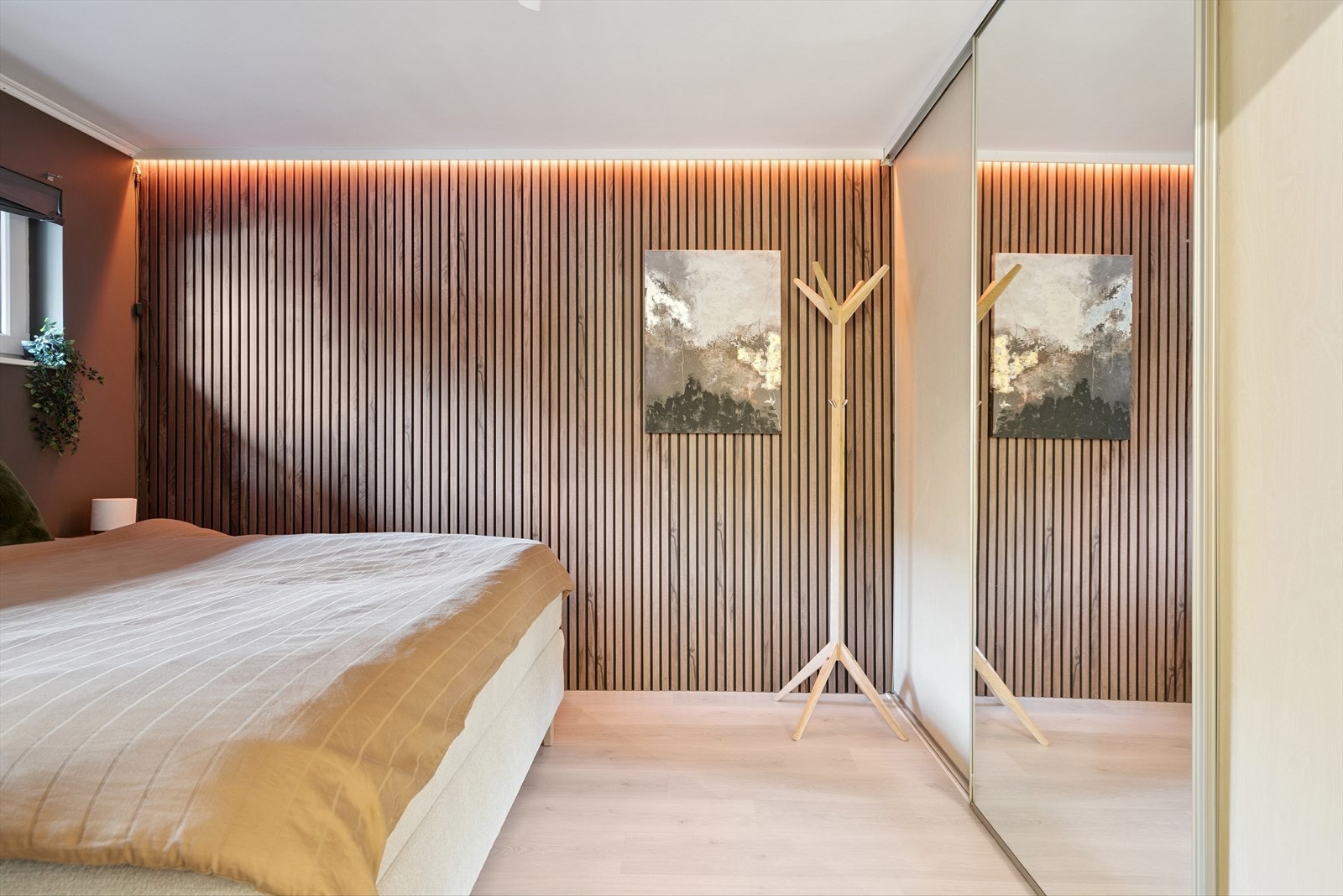 Stor skyvedørsgarderobe på en hel vegg. Galleribilde