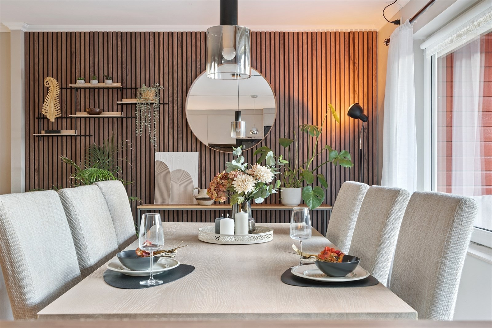 Veggen med dekorative spiler gir rommet en moderne og varm karakter. Galleribilde