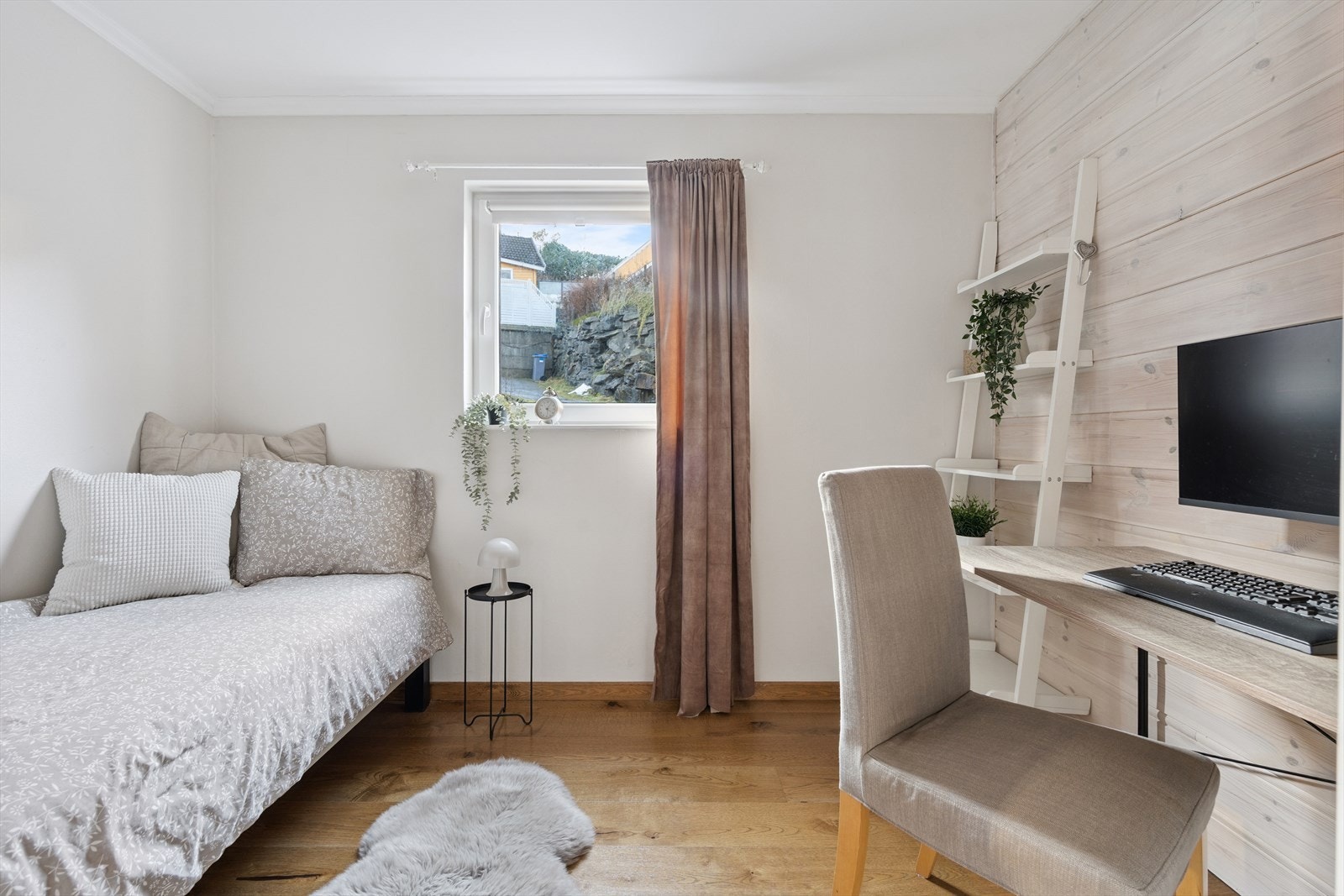 Det andre soverommet egner seg godt som barnerom, gjesterom eller kontor. Galleribilde