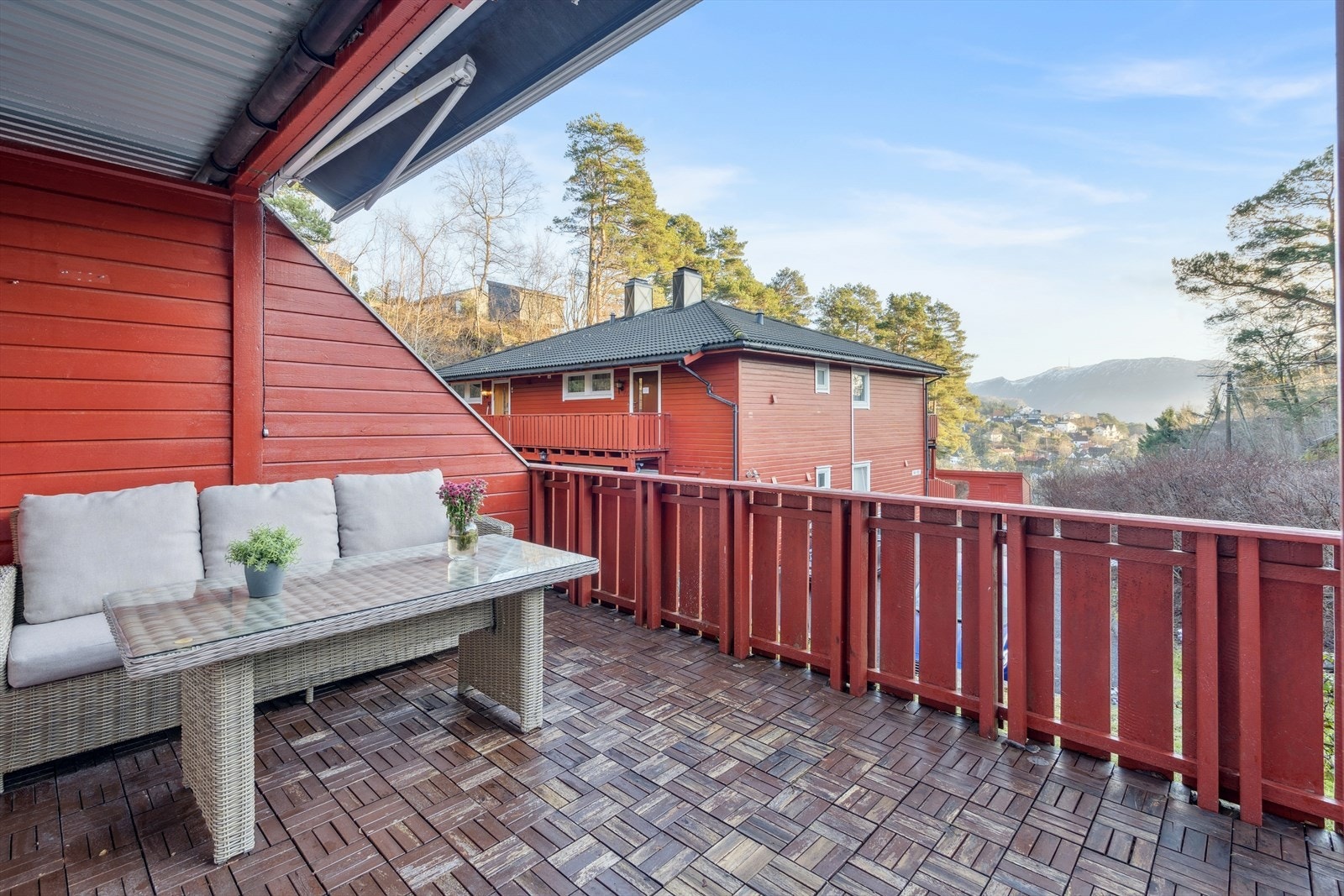 Den store terrassen på 20 m² har gode solforhold og utsikt mot Rundemanen. Galleribilde