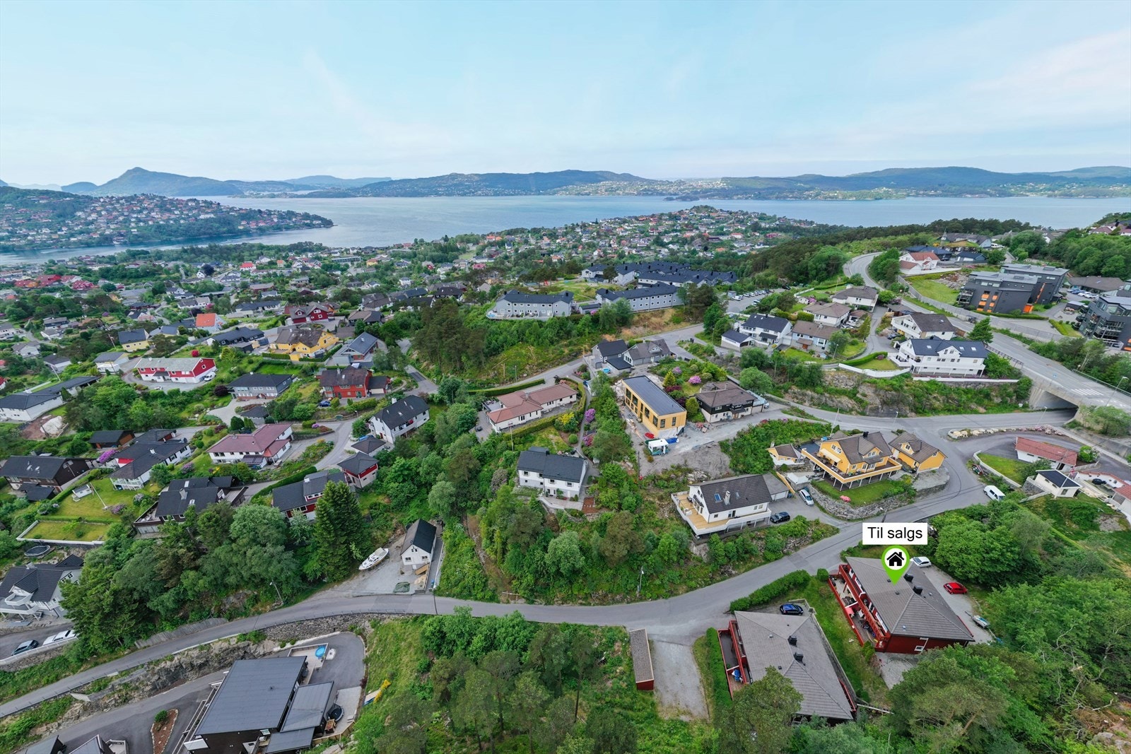 Det er kort vei til busstopp med direktebuss til sentrum, og kun 4 min kjøring til Åsane Storsenter. Galleribilde