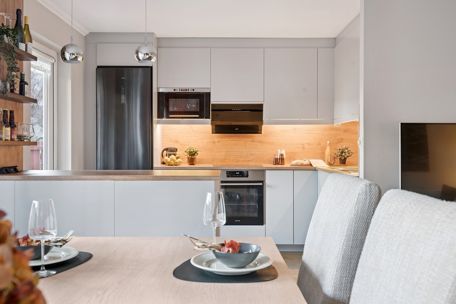 Den sosiale sonen mellom kjøkken og stue er ideell for bevertning av gjester. Galleribilde