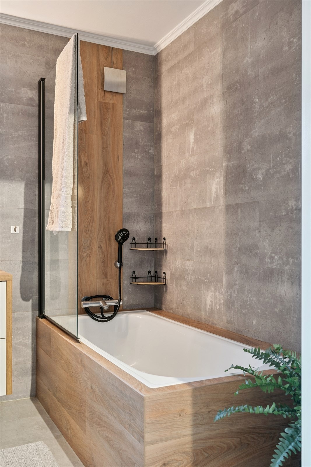 Her er det både badekar og dusj med en elegant glassvegg i dusjsonen. Galleribilde