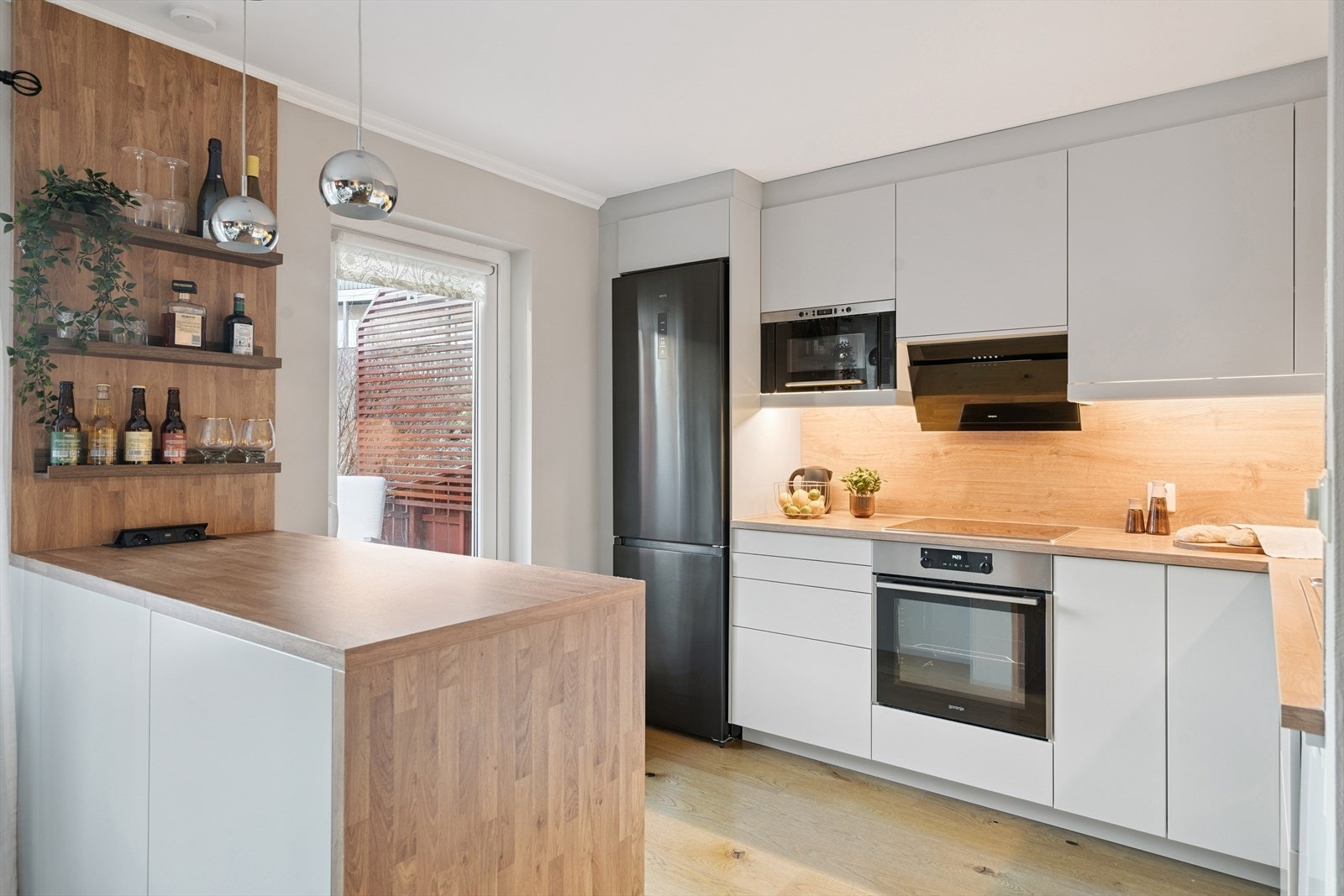 Kjøkkenet har en sosial, åpen løsning mot stuen med en praktisk kjøkkenhalvøy. Galleribilde