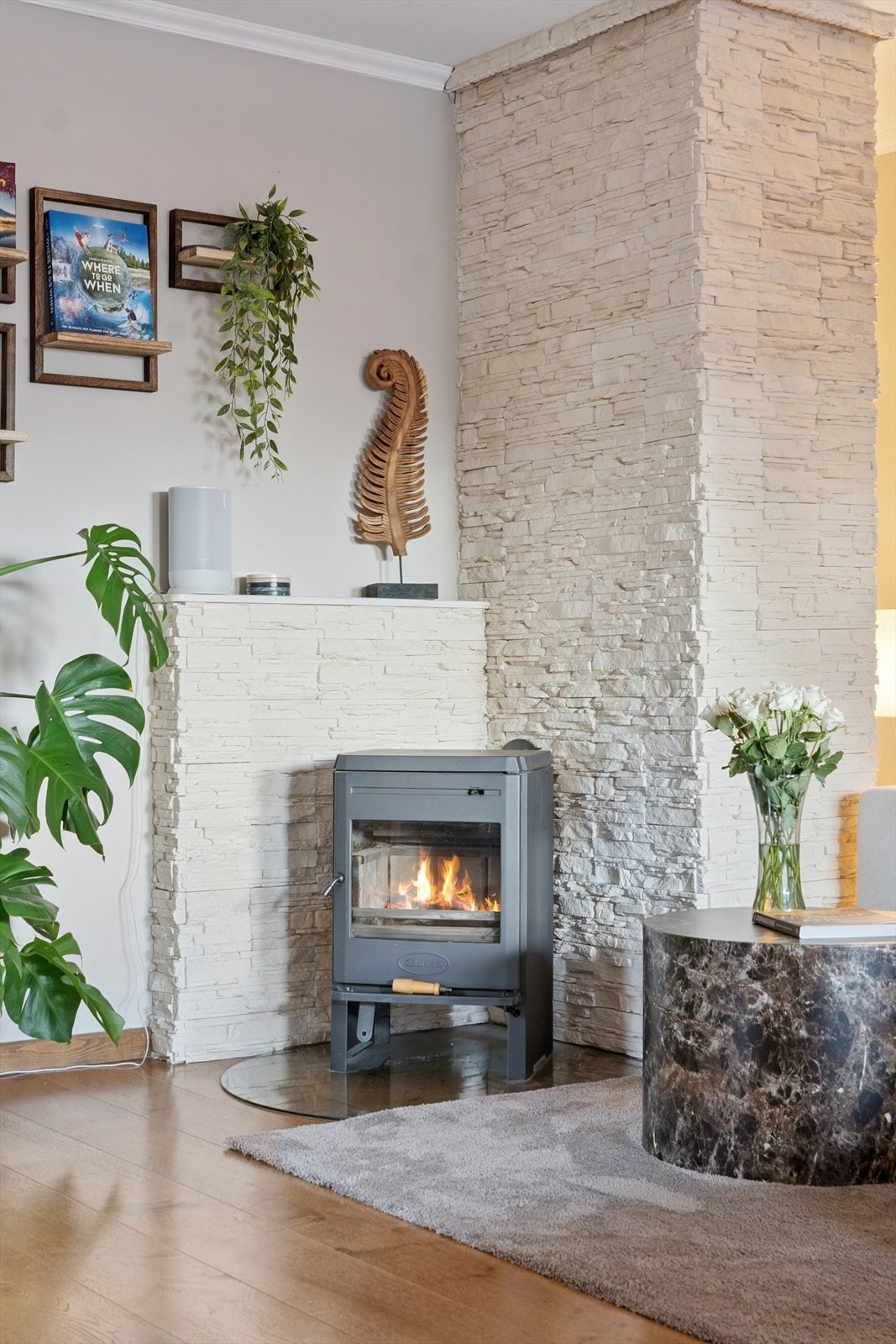 En vedfyrt ovn i stuen bidrar med ekstra varme og hygge på kalde dager. Galleribilde