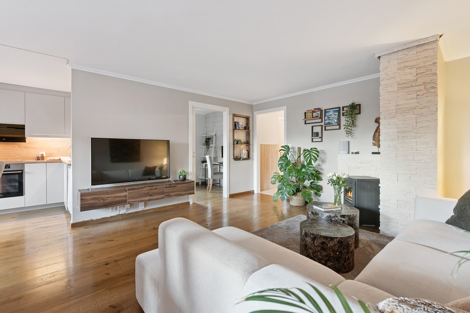 Stuen er et romslig samlingspunkt med elegant parkett på gulvet. Galleribilde