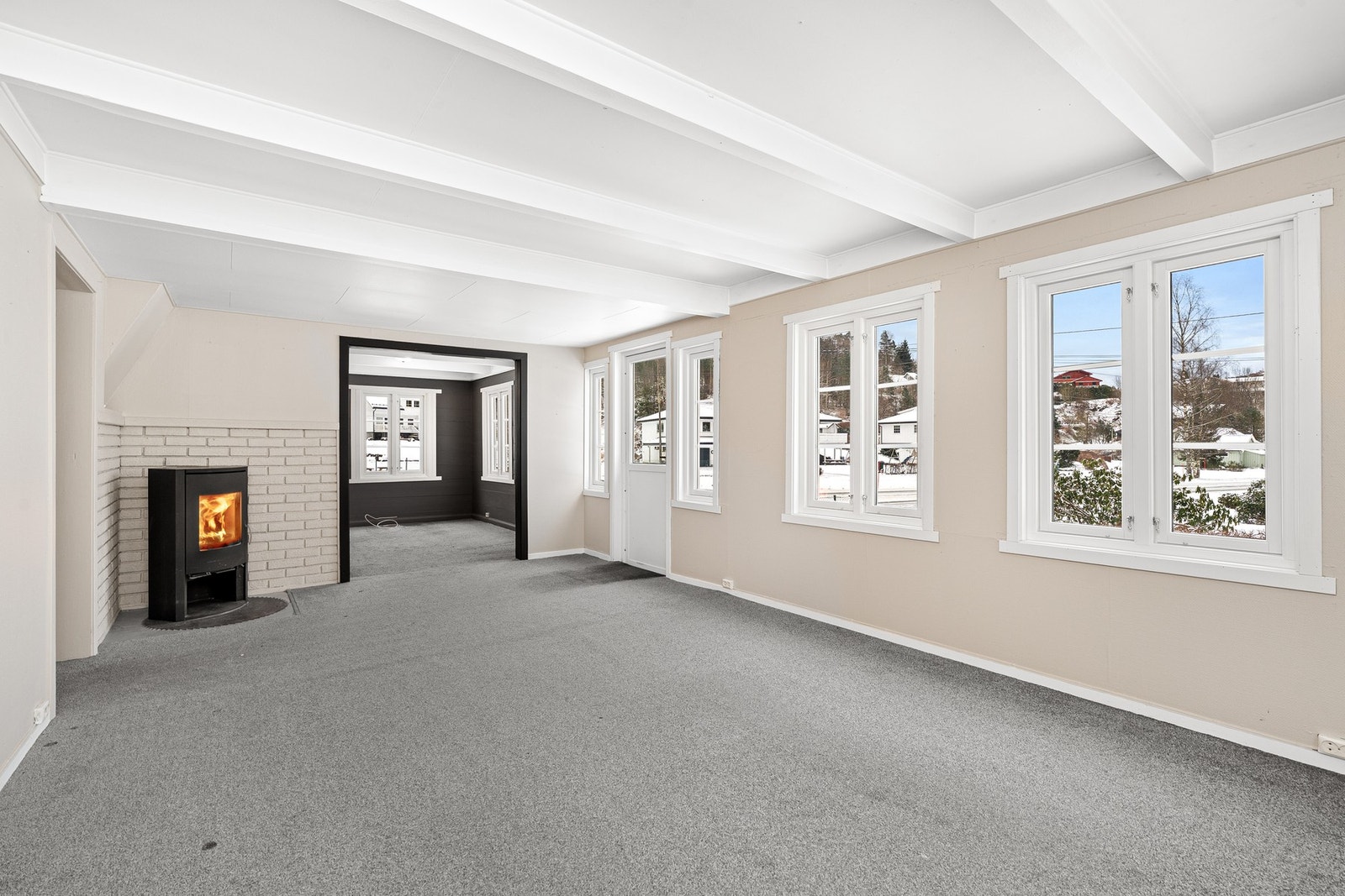 Stue med peisovn og utgang til hagen Galleribilde