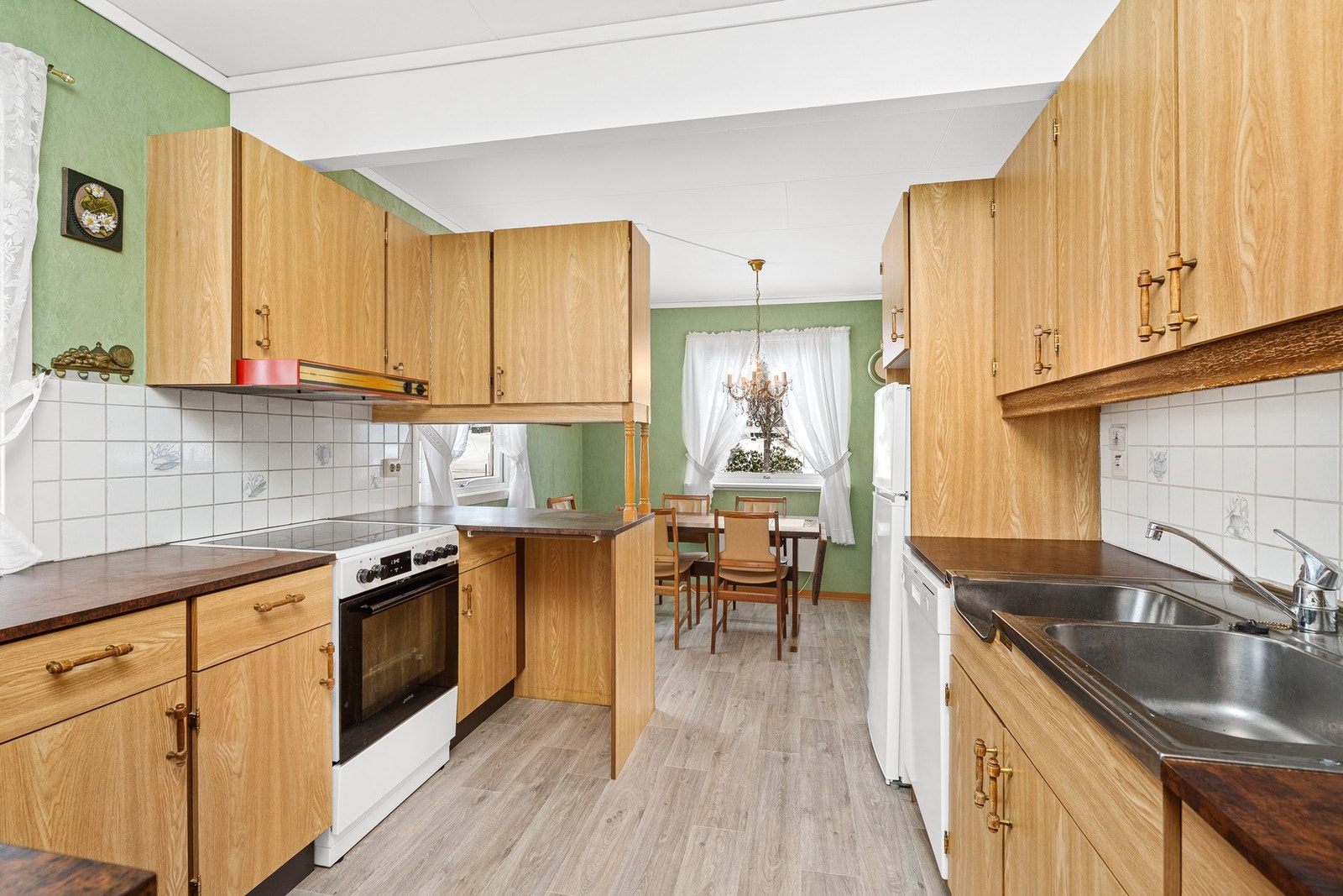 KJøkken mot spisestue Galleribilde