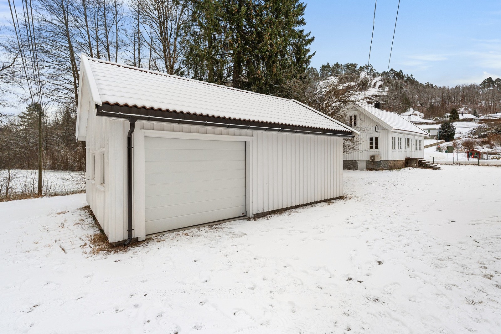 Dobbel garasje med port på hver side Galleribilde