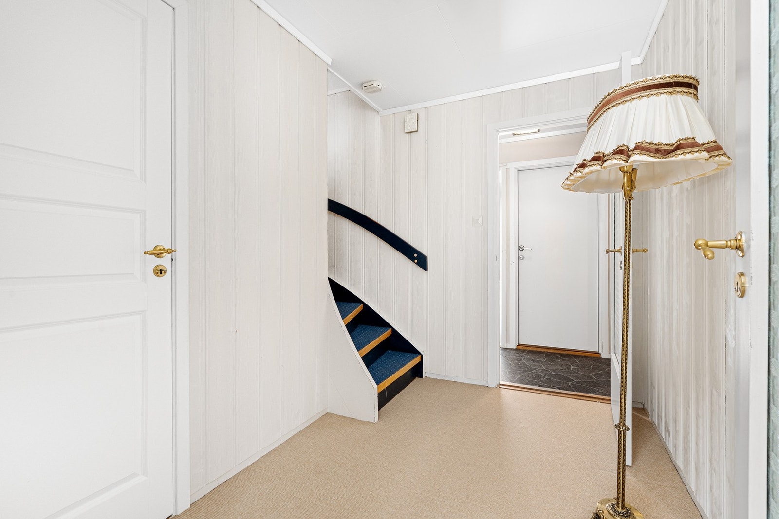 Gang i 1.etg. med trapp til 2.etg. Galleribilde