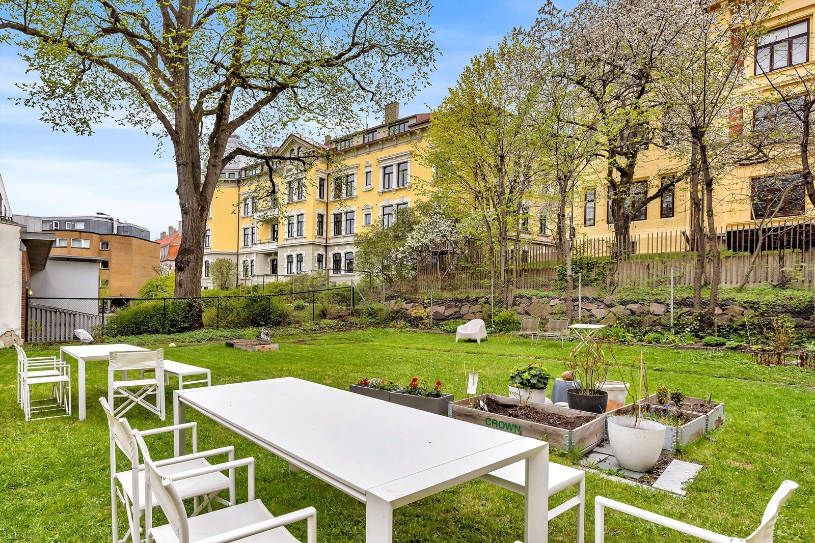 Aksjelaget har en felles bakgård som er flott opparbeidet med frodig grøntarealer med sittegrupper til disposisjon for beboerne. Galleribilde